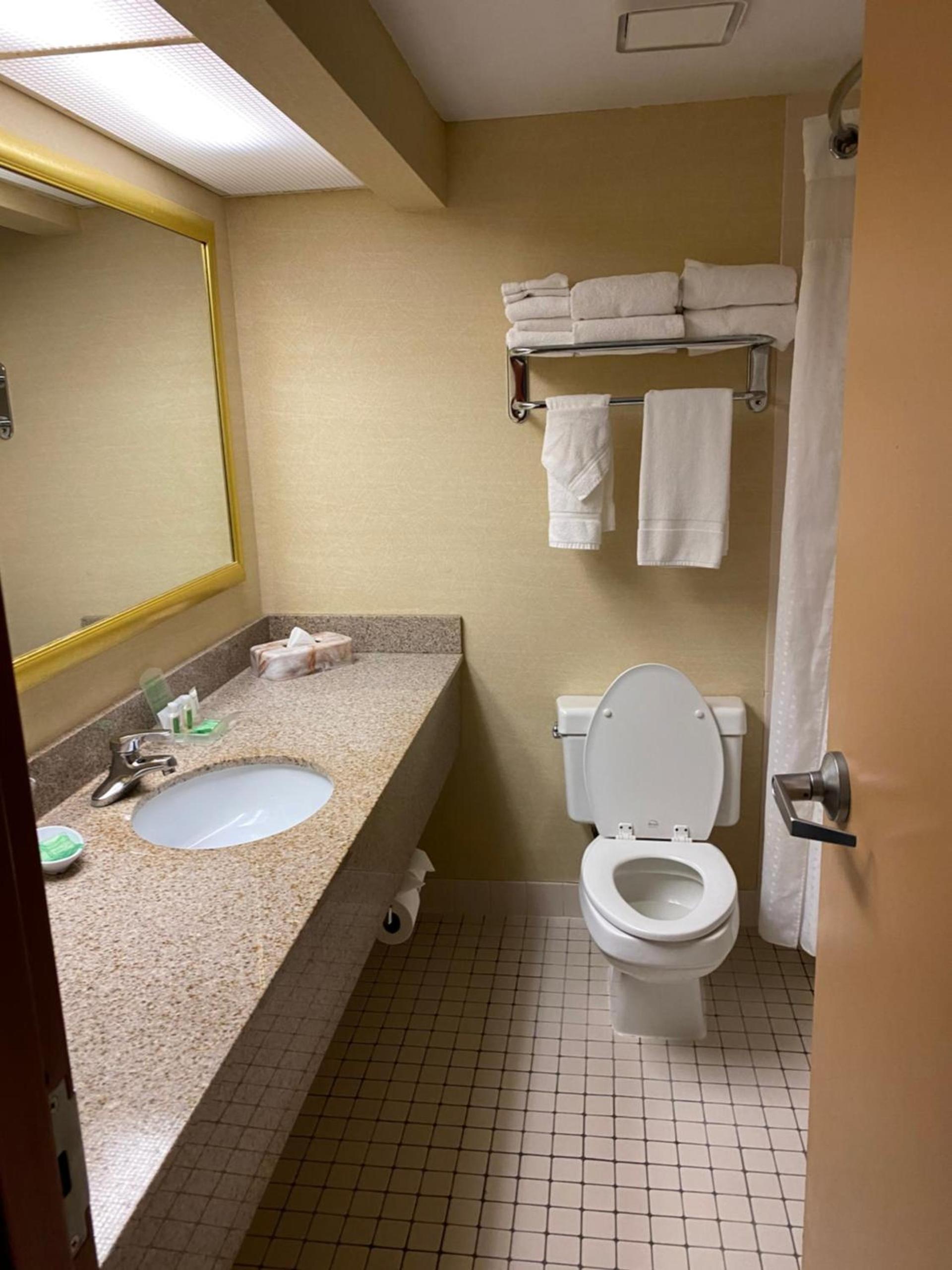 DoubleTree by Hilton Austin, MN photo 40
