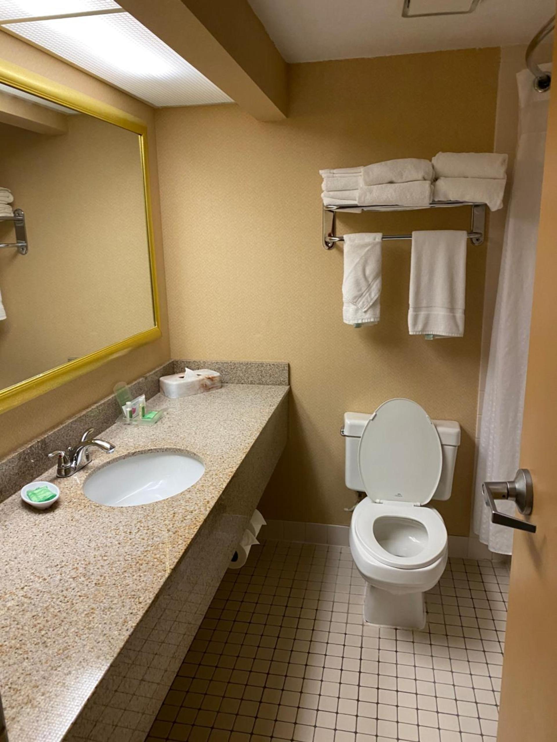 DoubleTree by Hilton Austin, MN photo 42