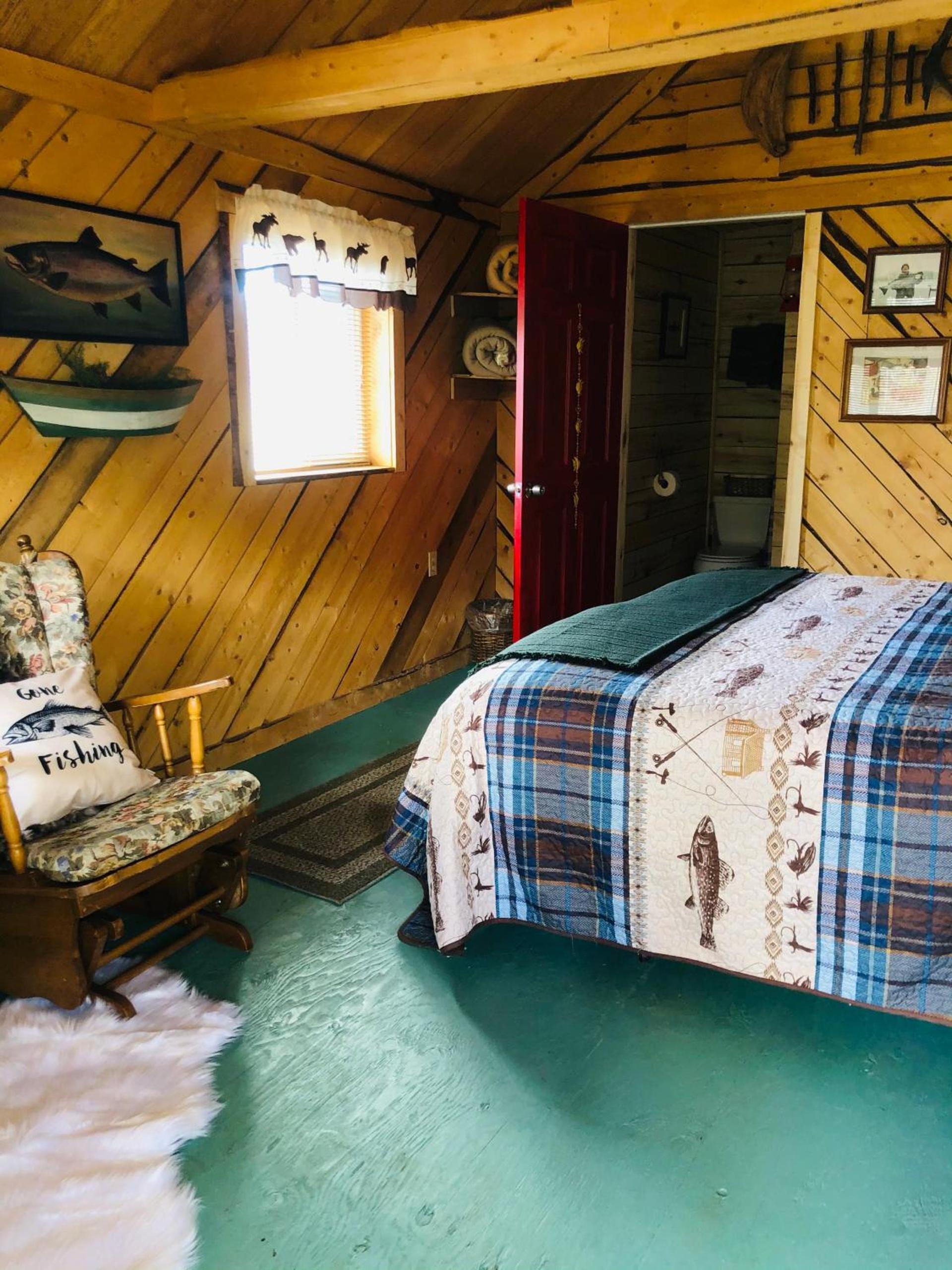 Wrangell Mountain Lodge- Private Bathroom with shower photo 26
