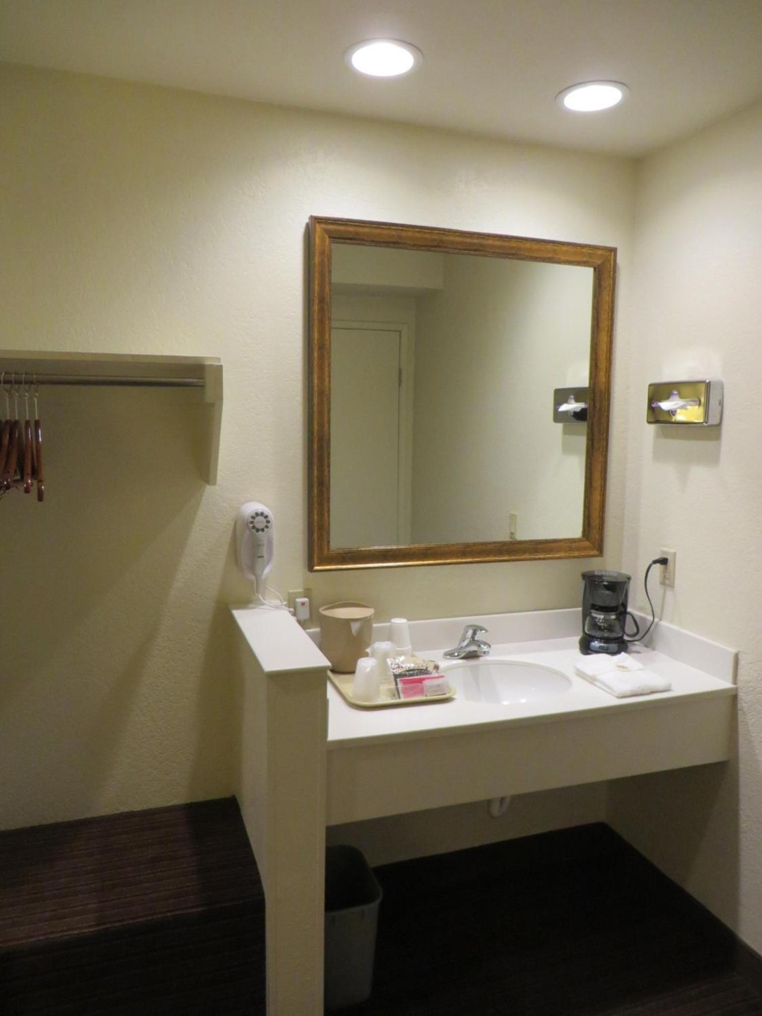 Anaheim Desert Inn & Suites photo 13