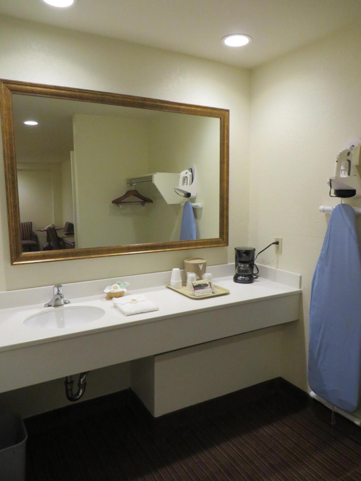 Anaheim Desert Inn & Suites photo 12