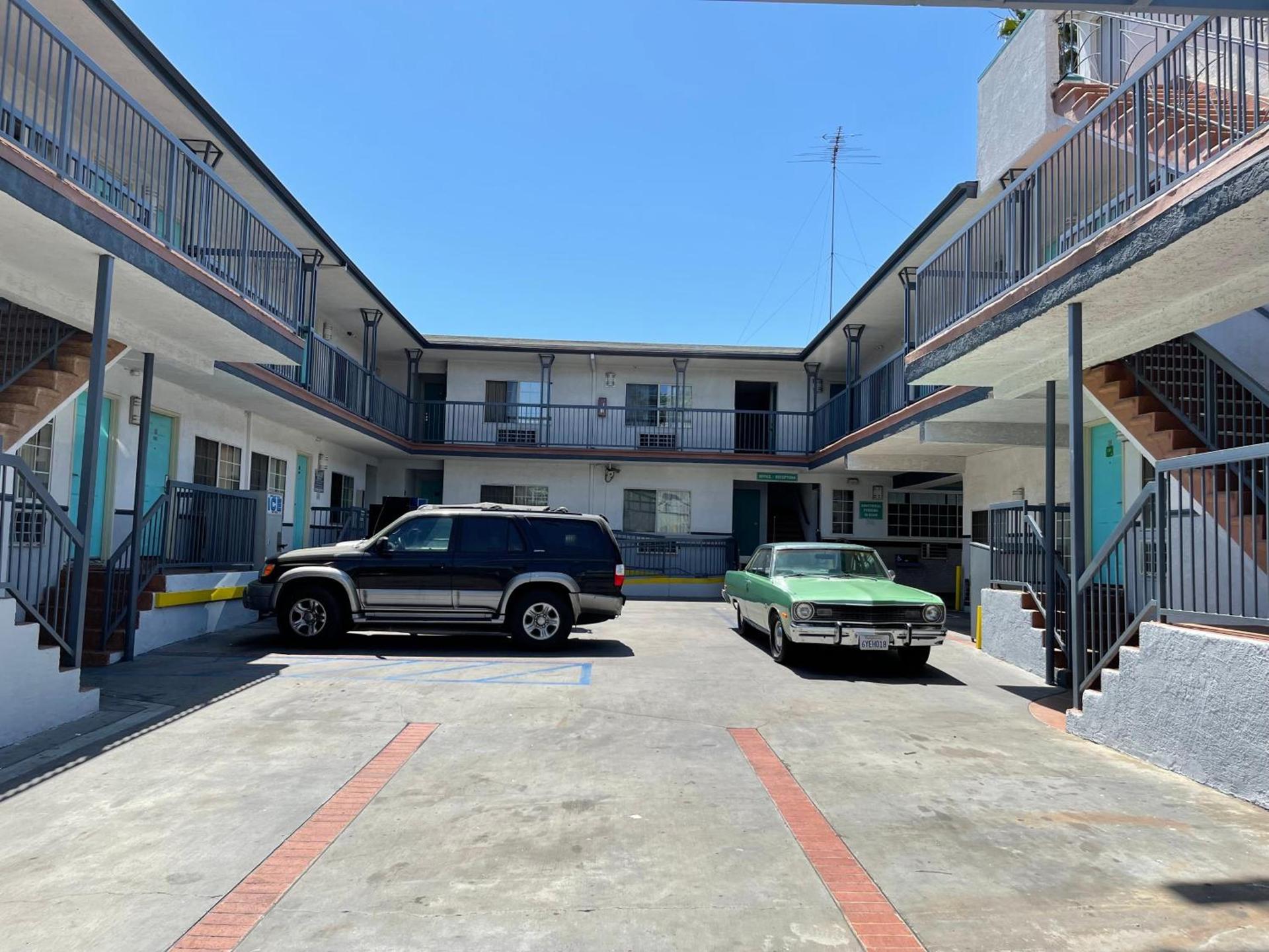 Hollywood Guest Inn photo 22