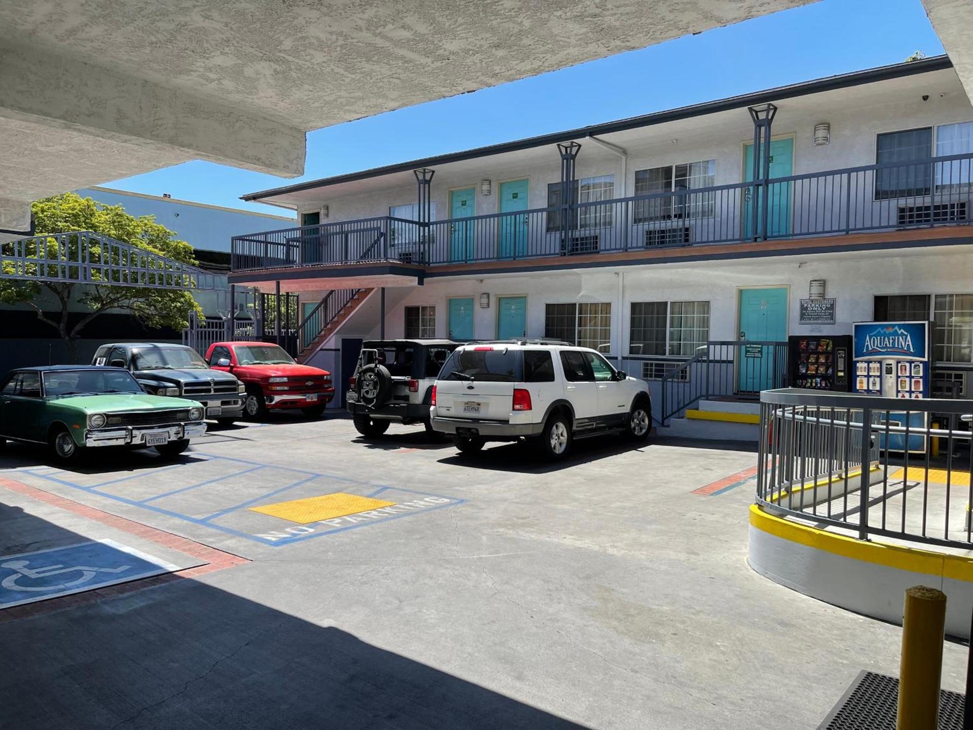 Hollywood Guest Inn photo 25