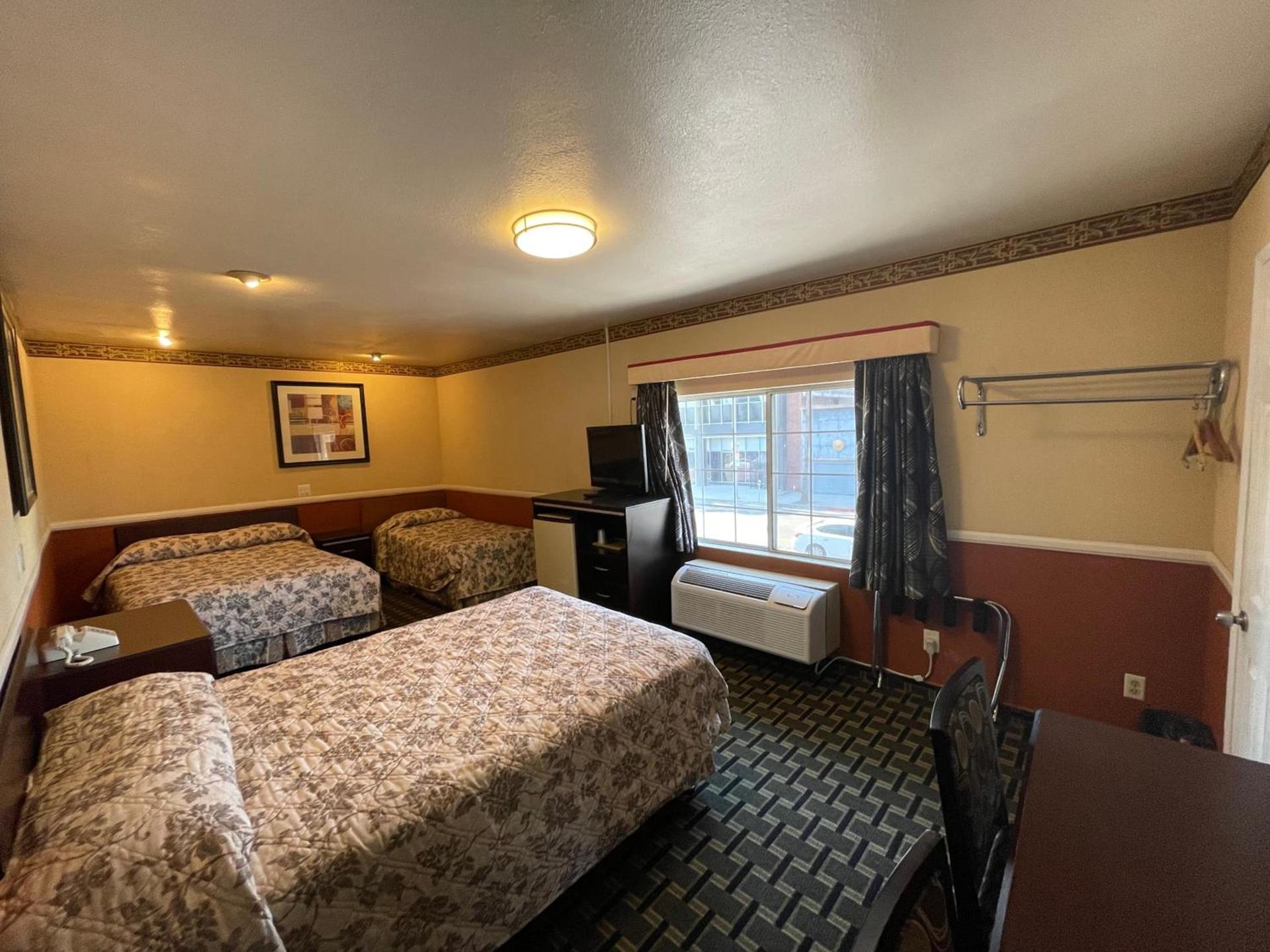 Hollywood Guest Inn photo 43
