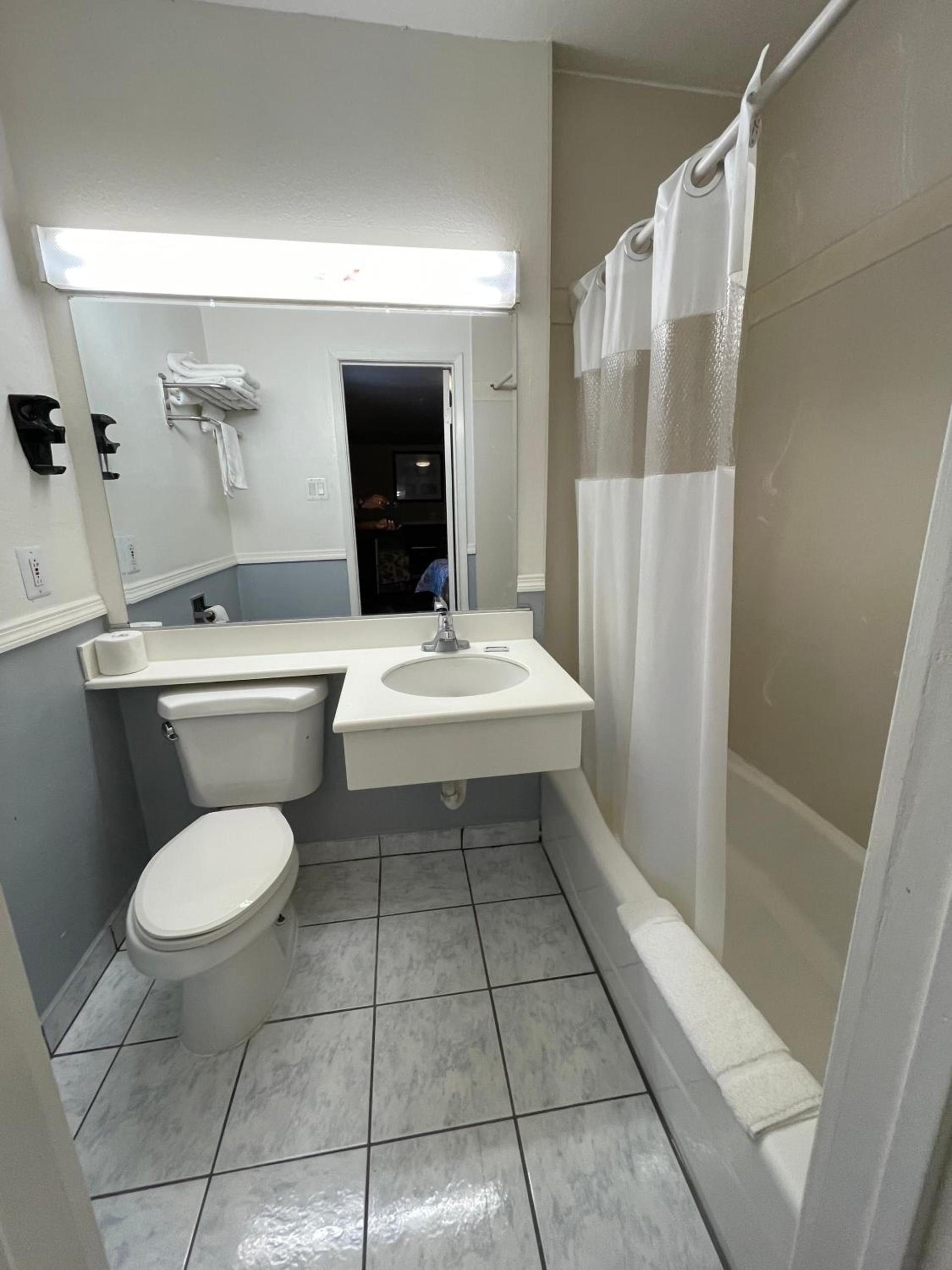 Hollywood Guest Inn photo 19