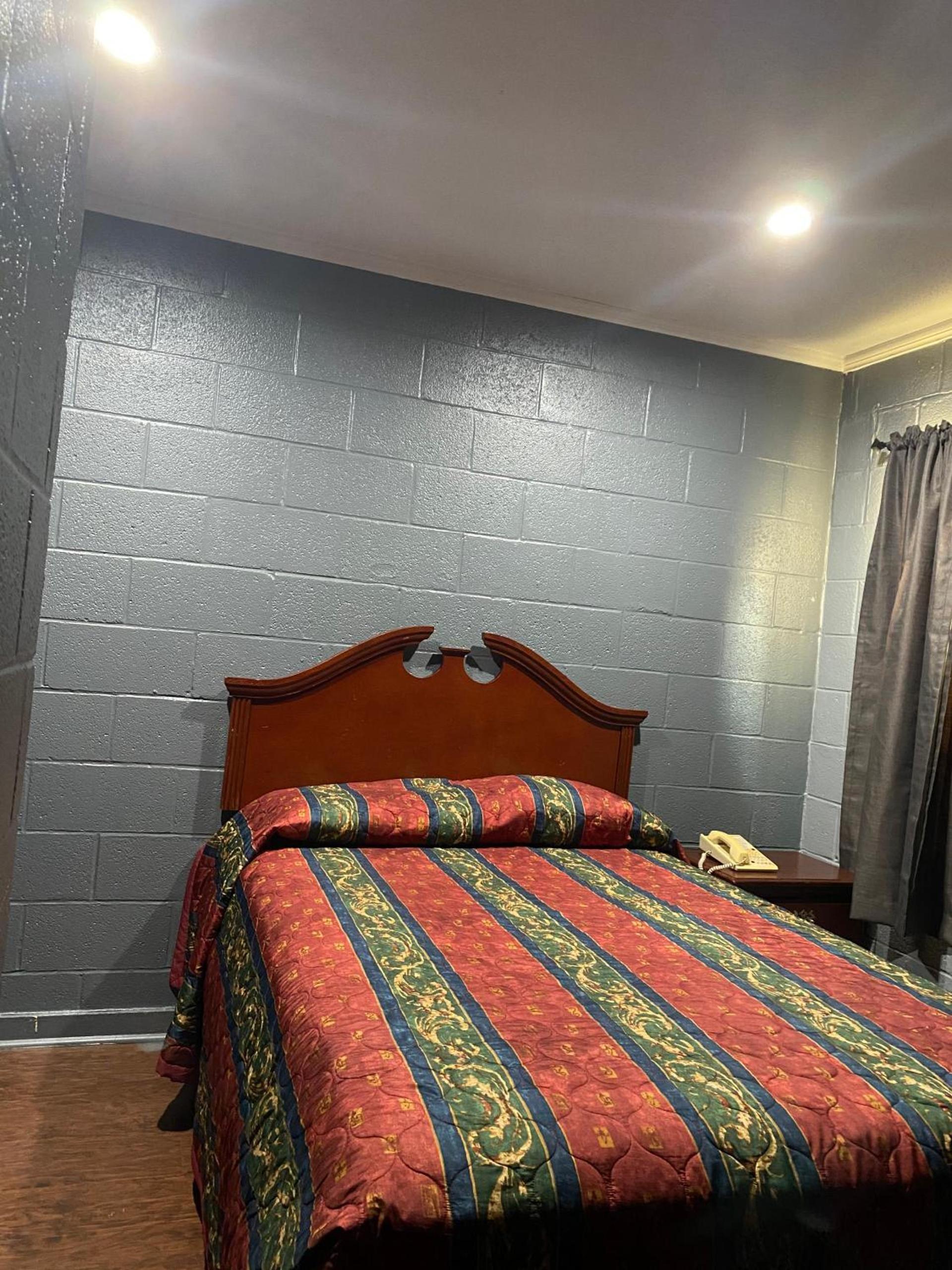 Budget Inn photo 12