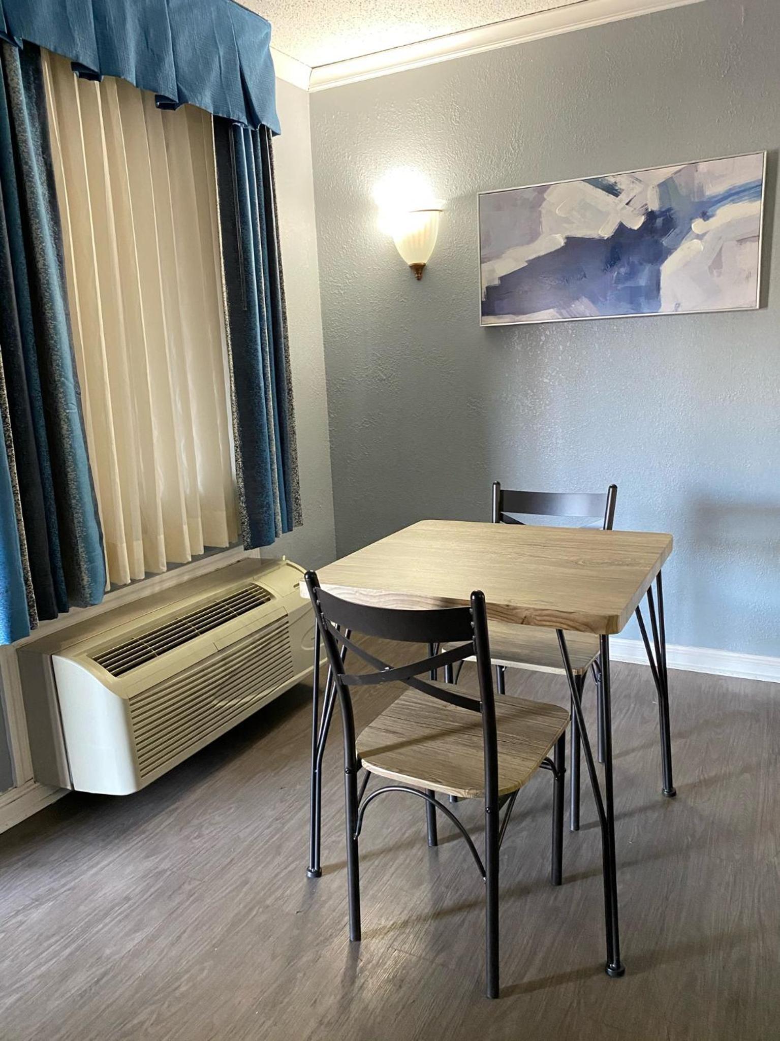 Quarters Inn & Suites photo 3
