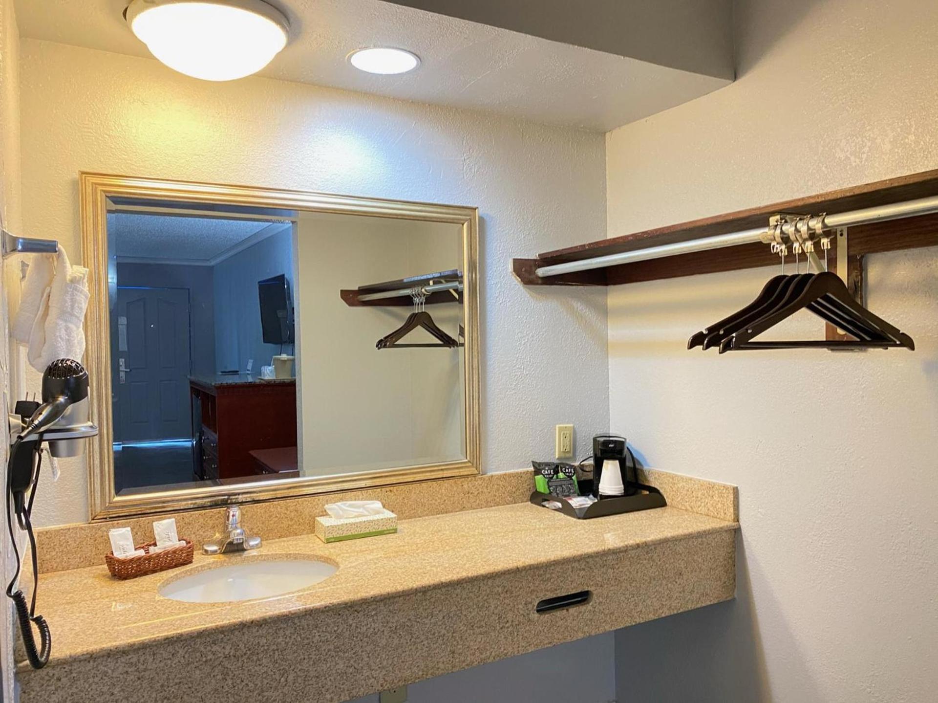 Quarters Inn & Suites photo 6