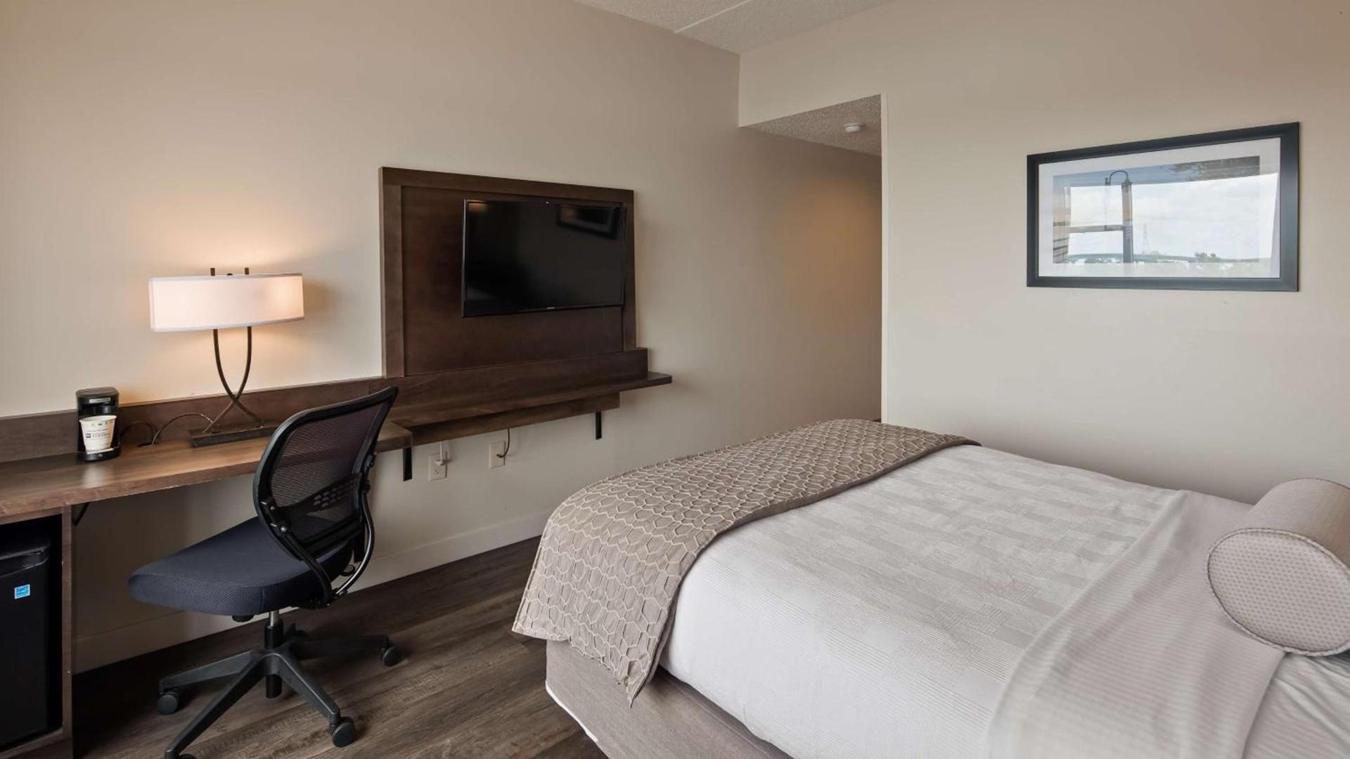 Best Western Plus Coastline Inn photo 11