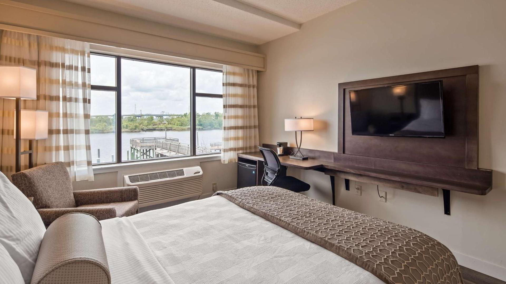 Best Western Plus Coastline Inn photo 12