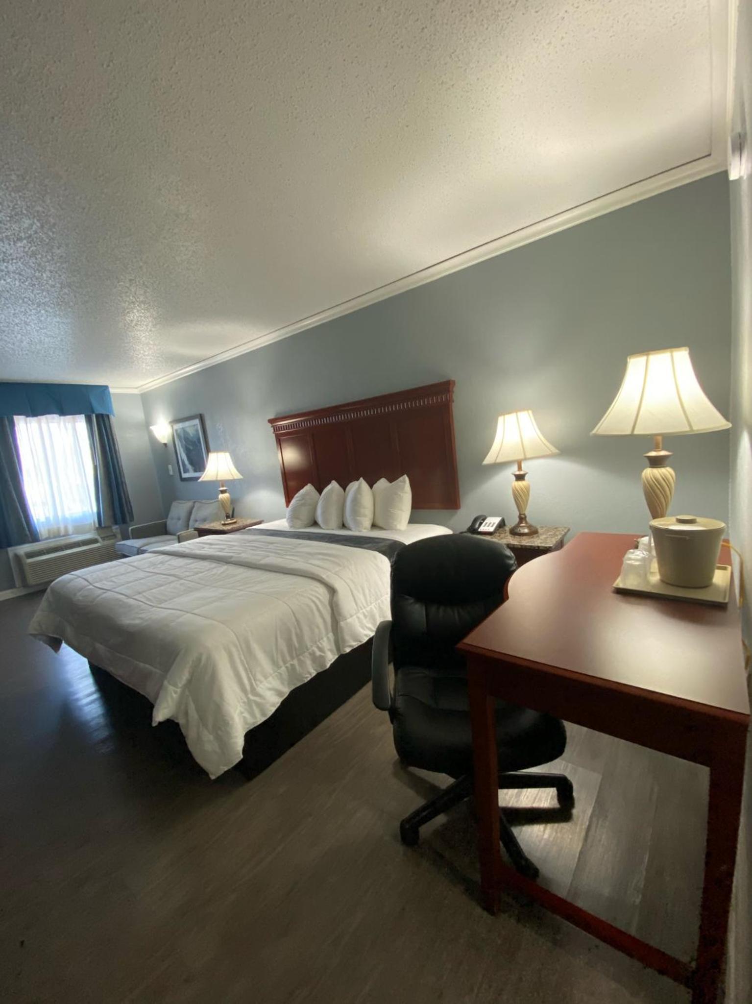 Quarters Inn & Suites photo 10