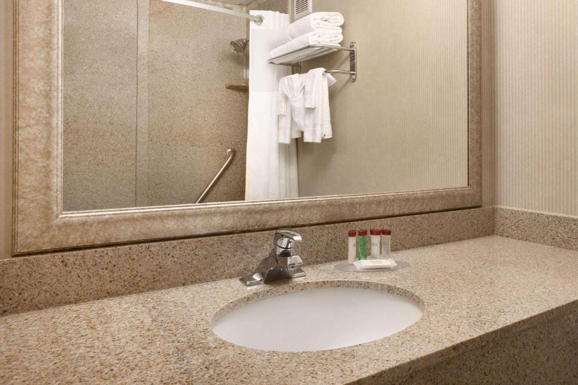 Ramada by Wyndham Newark/Wilmington photo 8