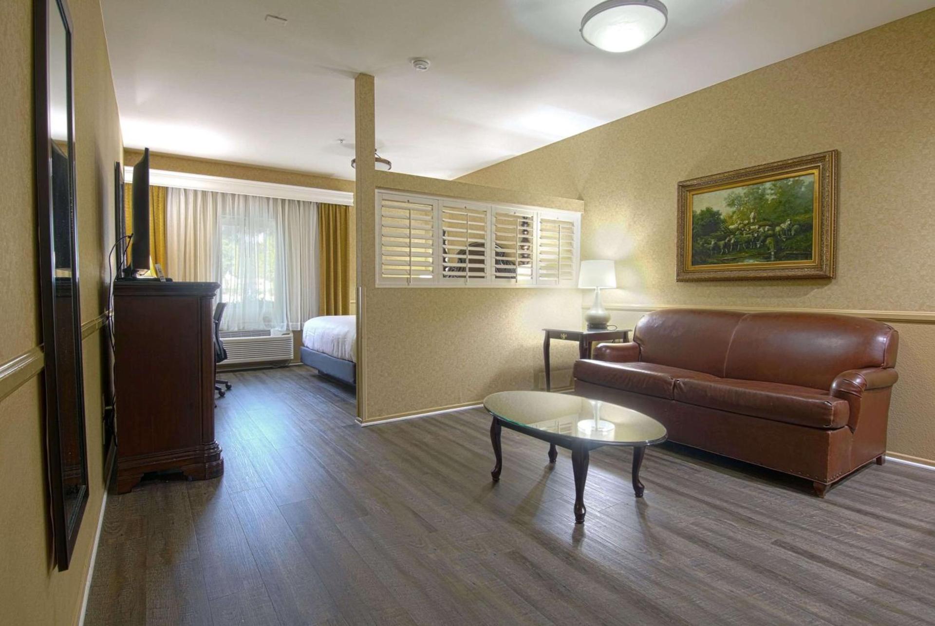 Azure Hotel&Suites Ontario Trademark Collection by Wyndham photo 16