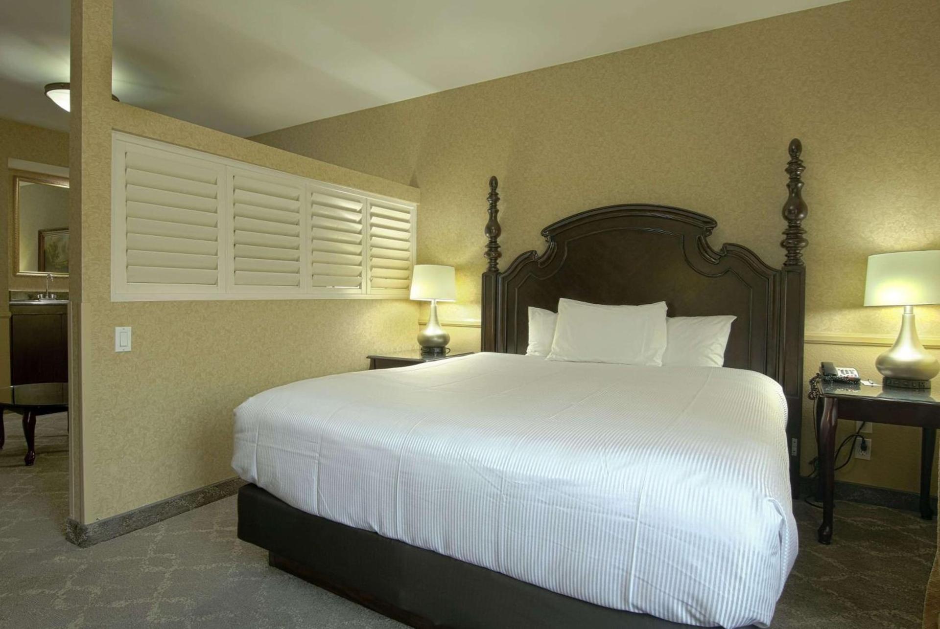 Azure Hotel&Suites Ontario Trademark Collection by Wyndham photo 14