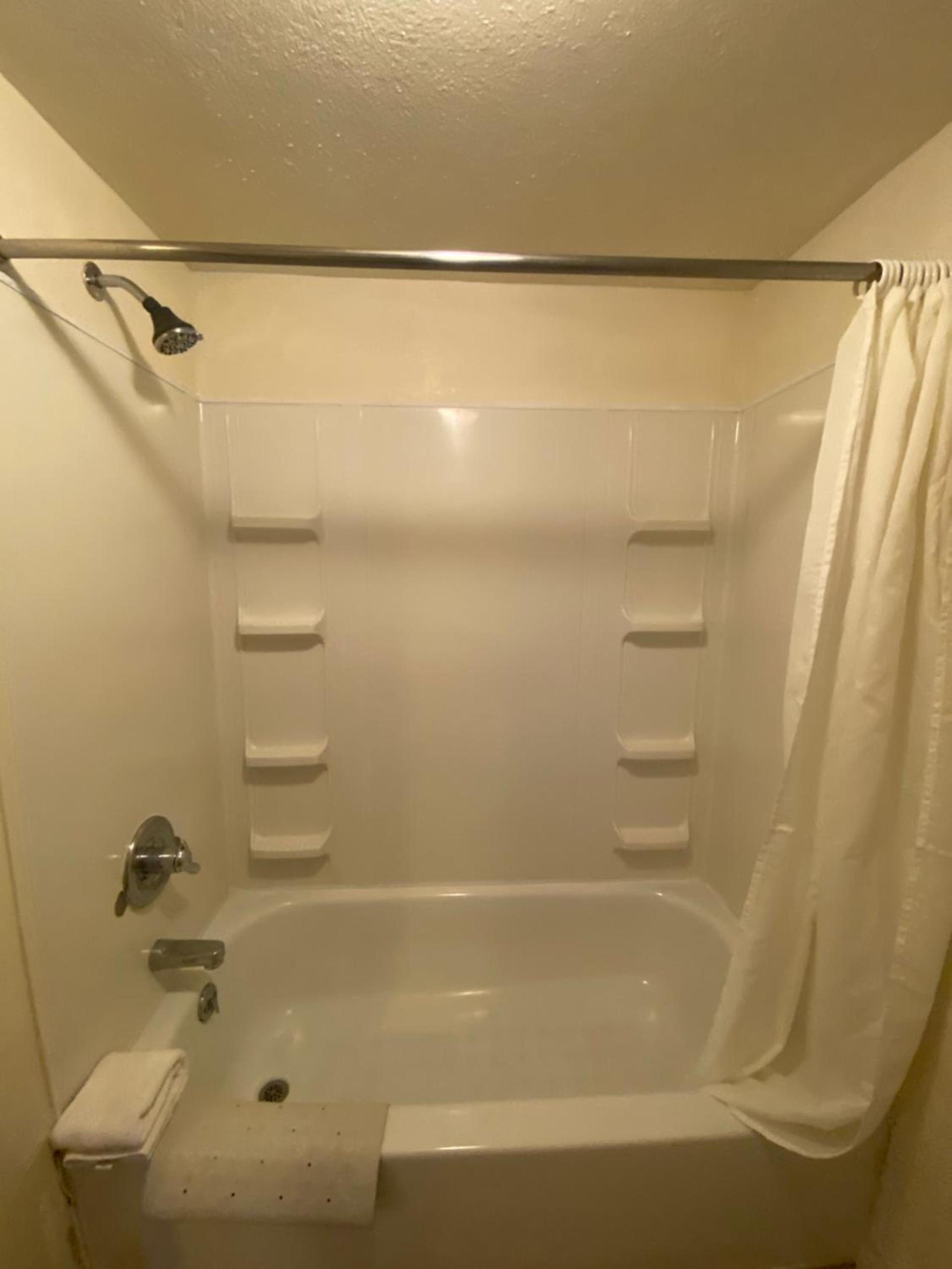 Round-Up Motel photo 2