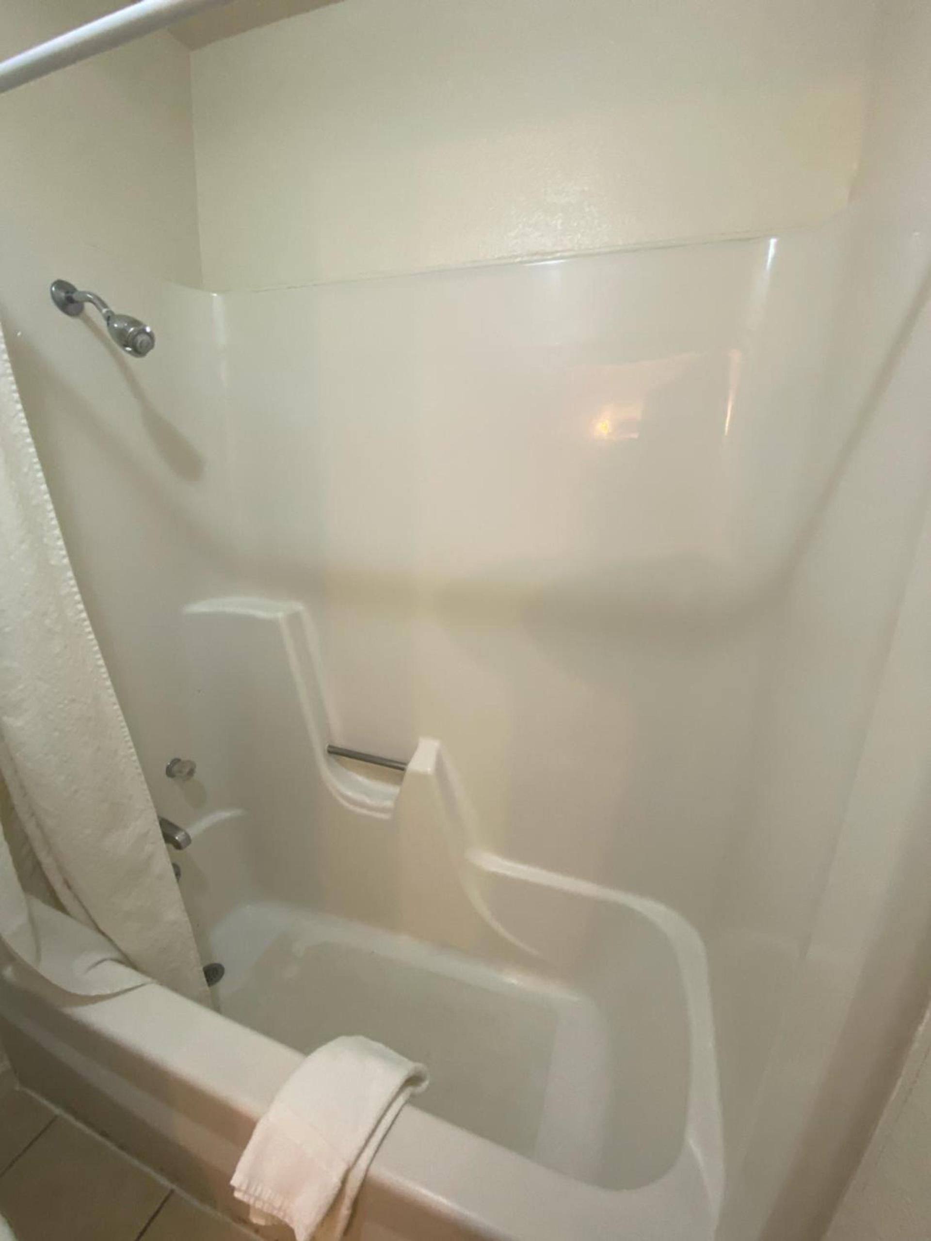 Round-Up Motel photo 20