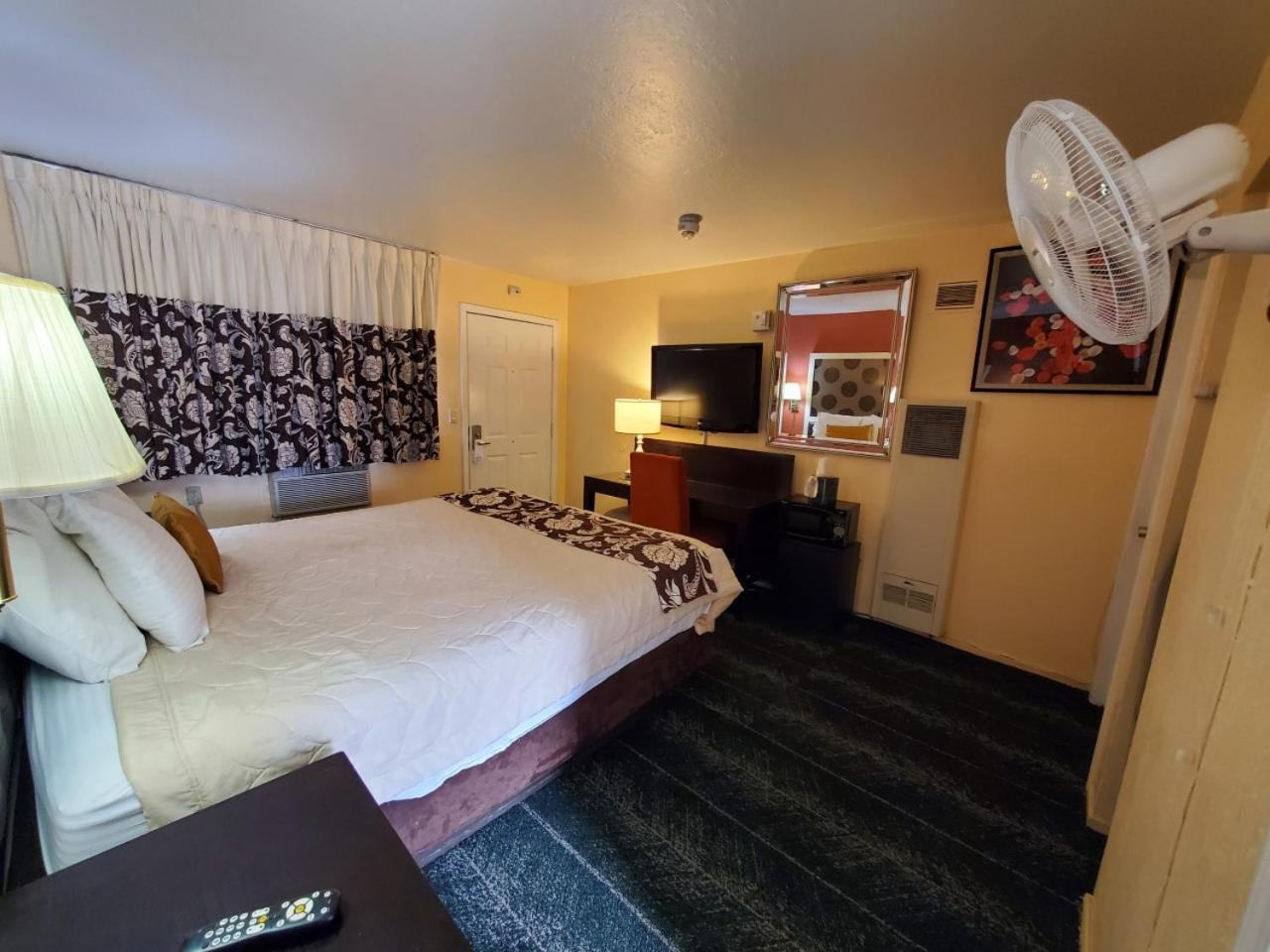 Bluebird Day Inn & Suites photo 12