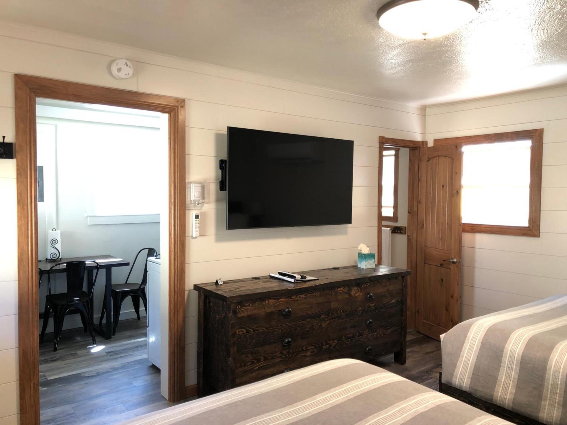 Yellowstone Riverside Cottages photo 44