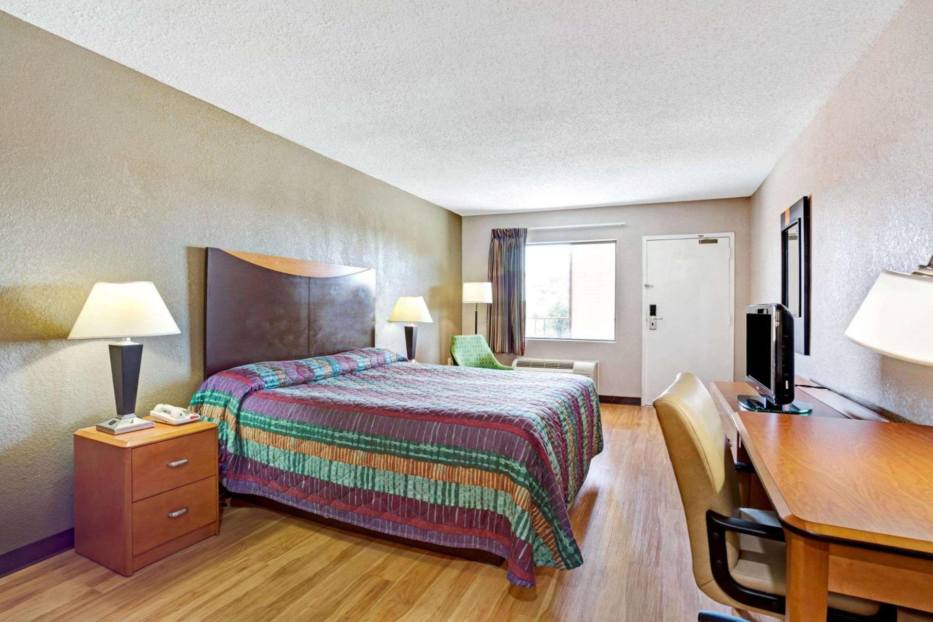 Super 8 by Wyndham Fredericksburg photo 11