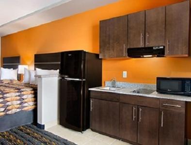 Days Inn by Wyndham Dilley photo 21