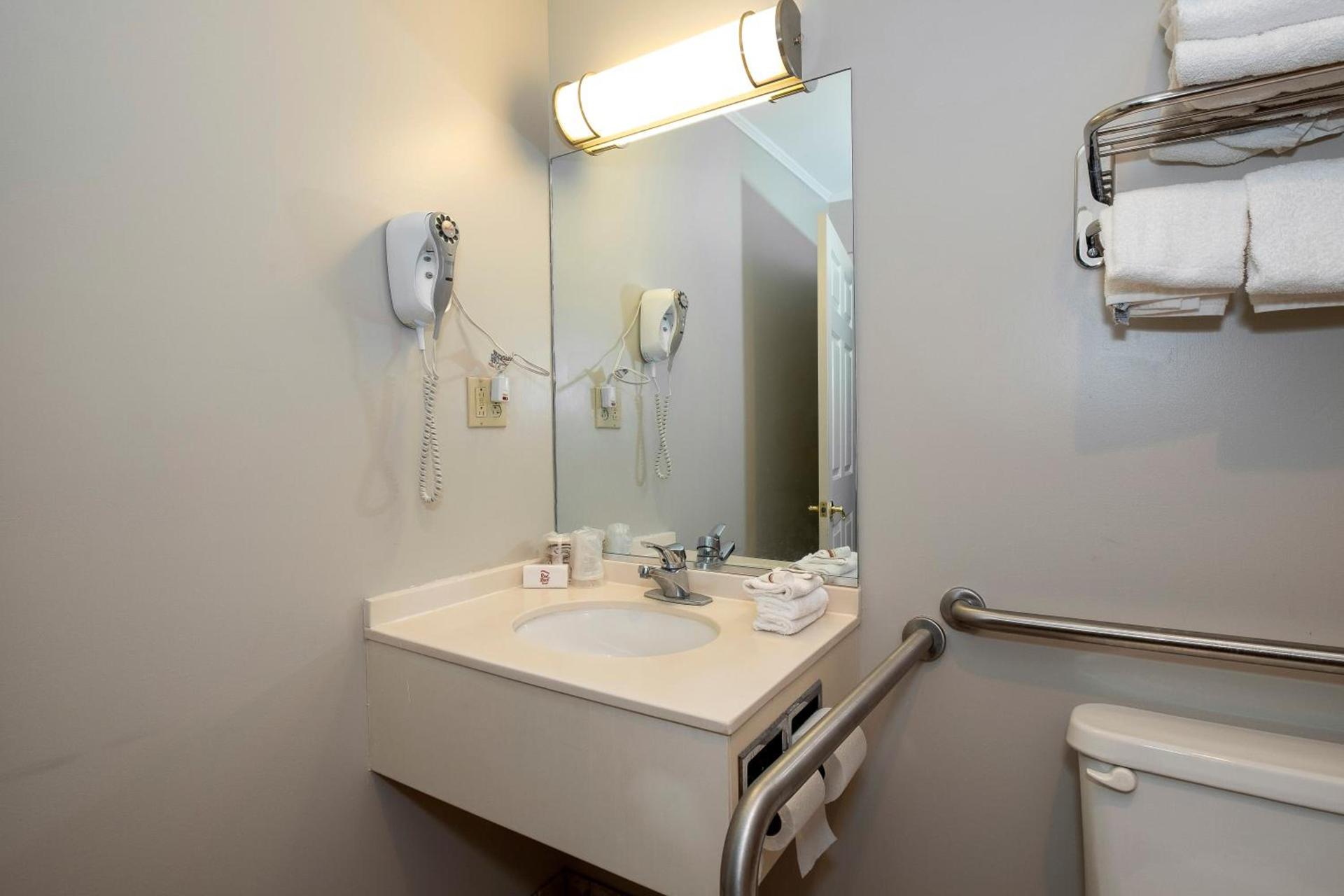 Red Roof Inn & Suites Hazleton photo 54