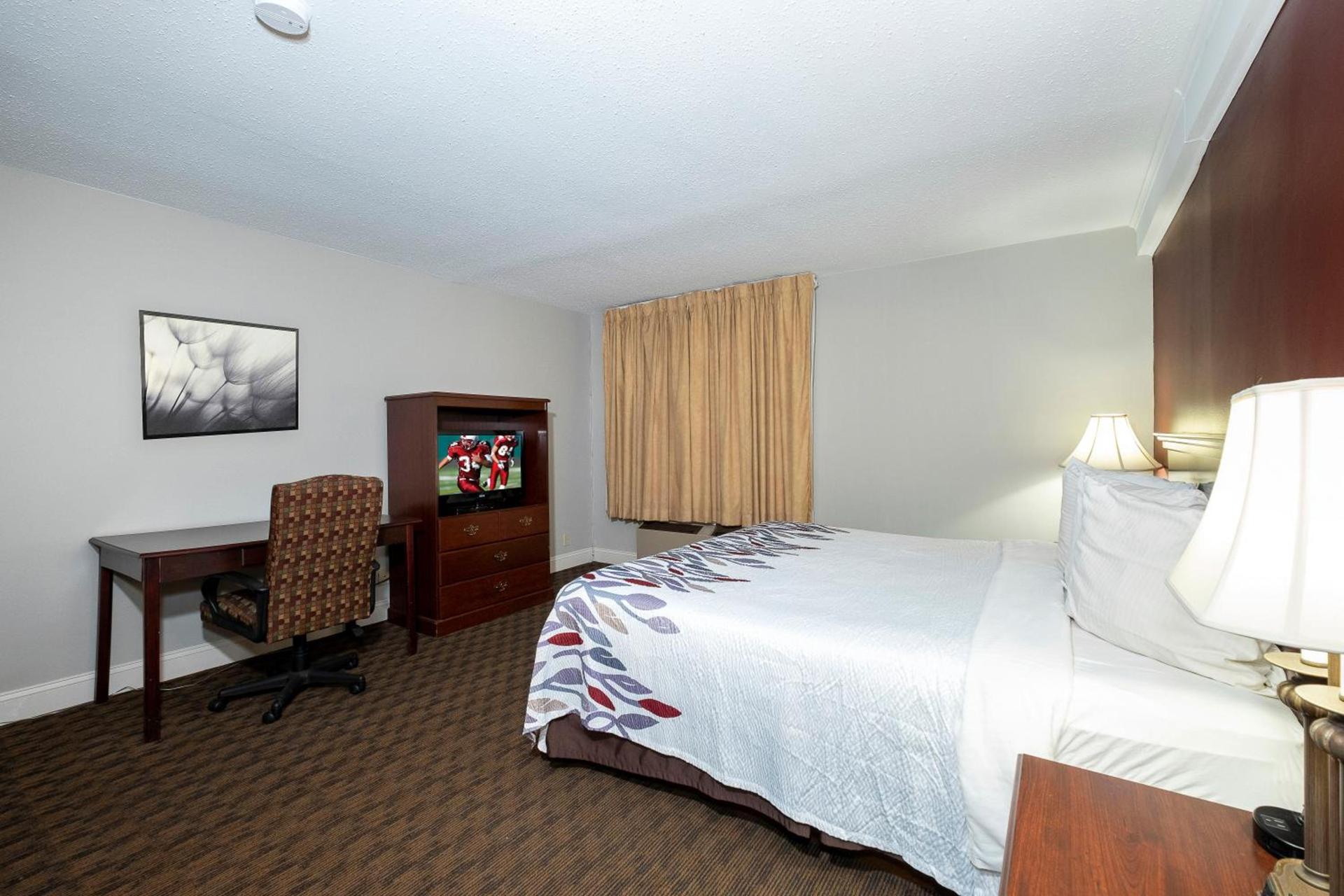 Red Roof Inn & Suites Hazleton photo 43