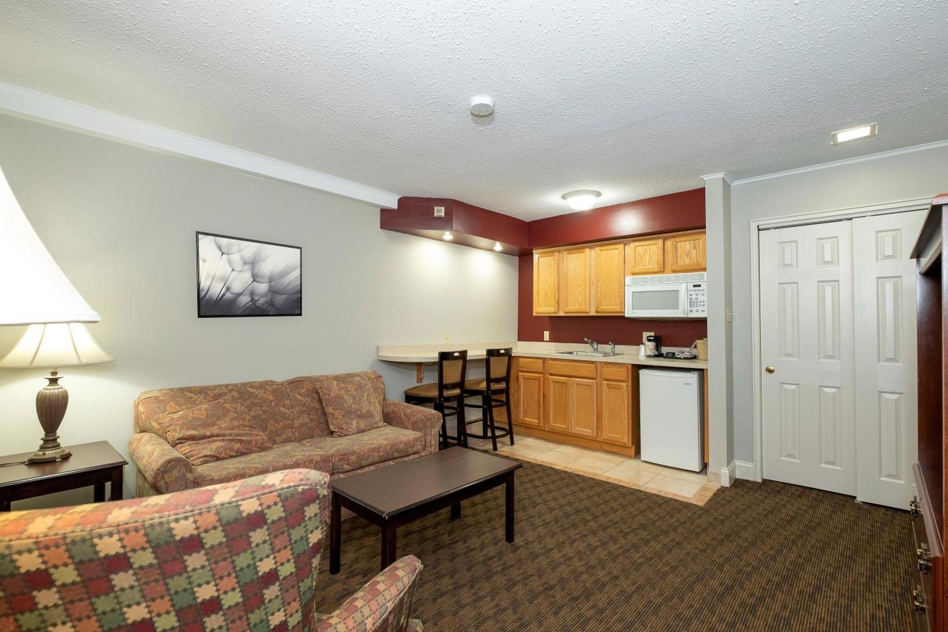 Red Roof Inn & Suites Hazleton photo 44