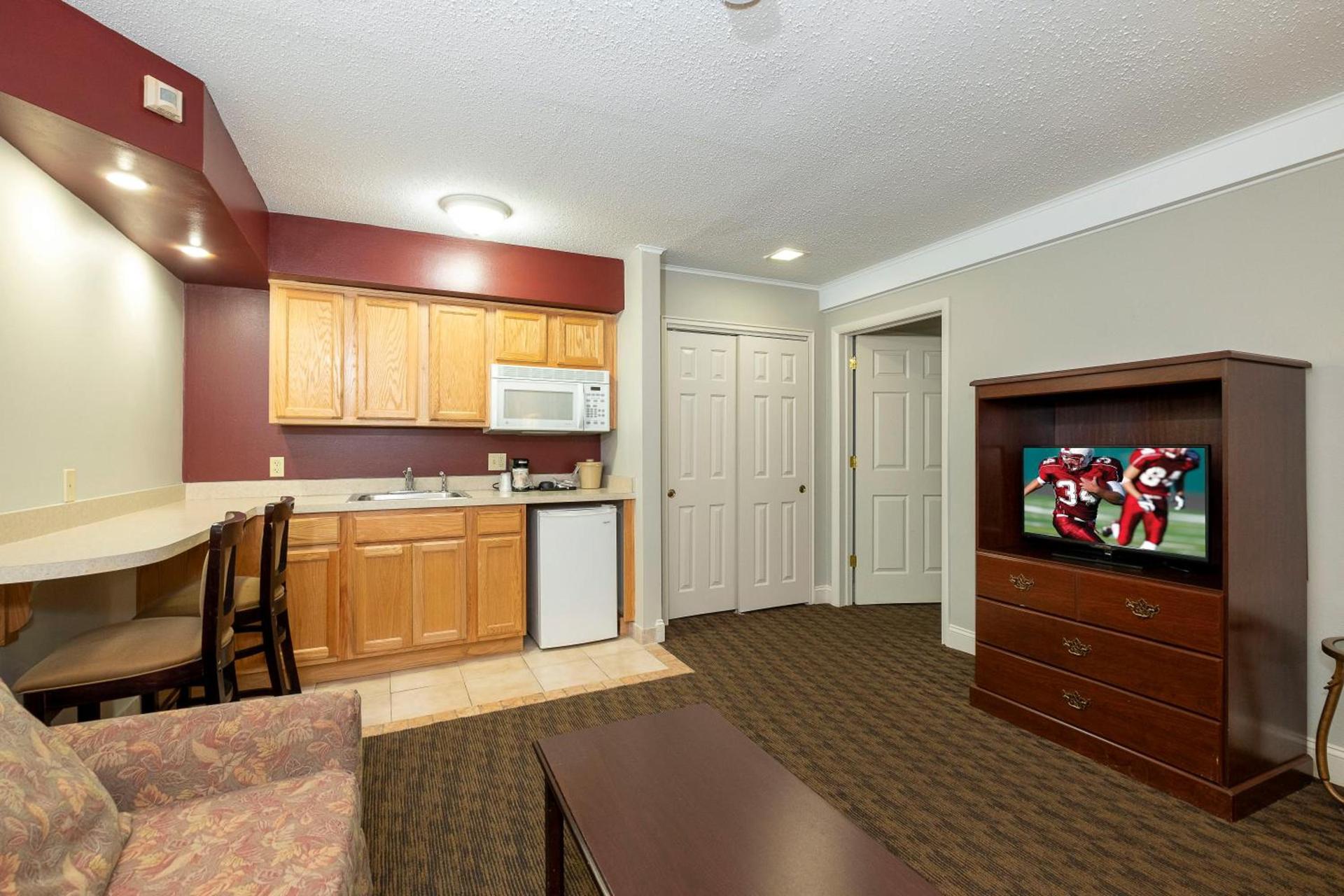 Red Roof Inn & Suites Hazleton photo 45