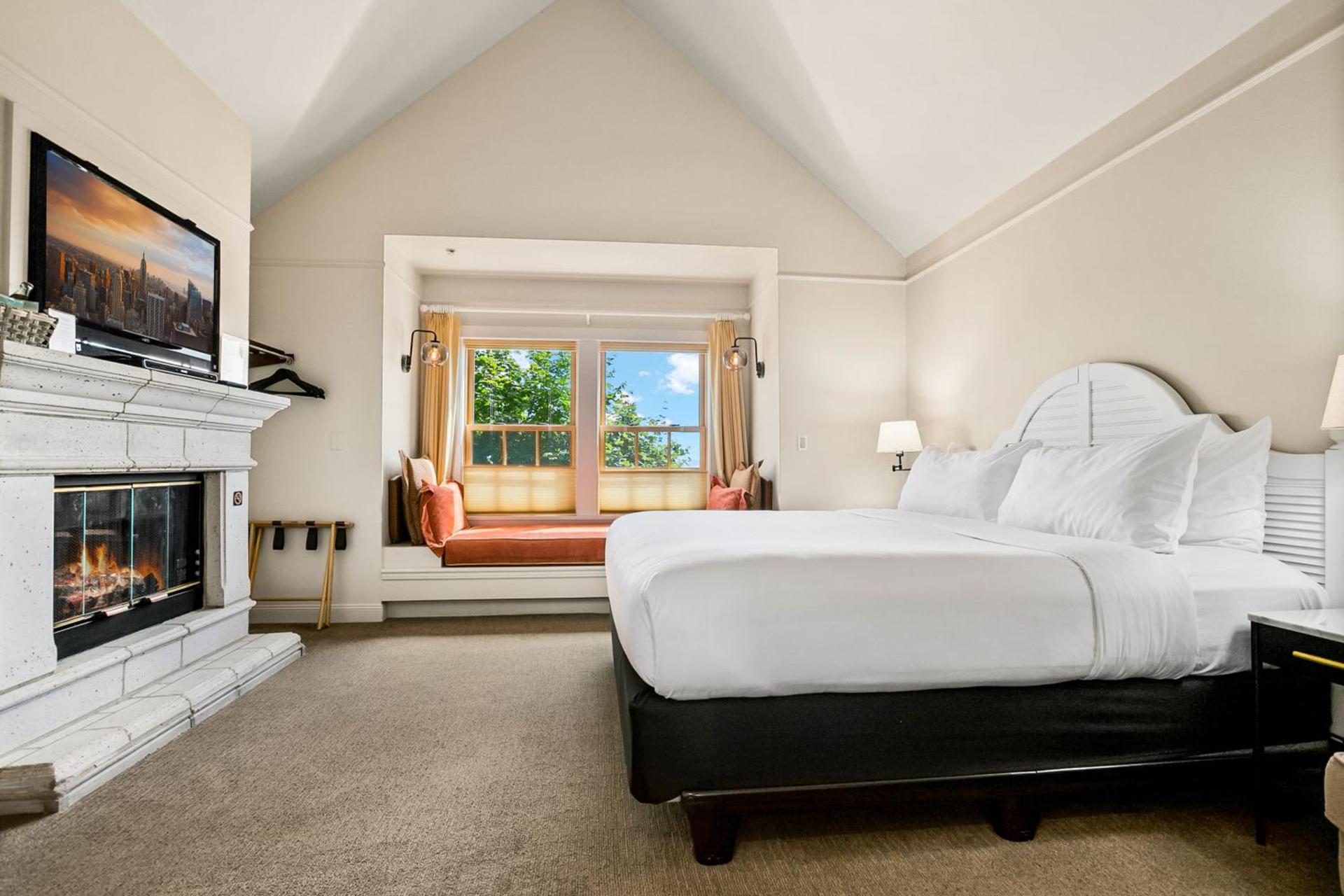 Saratoga Inn photo 32