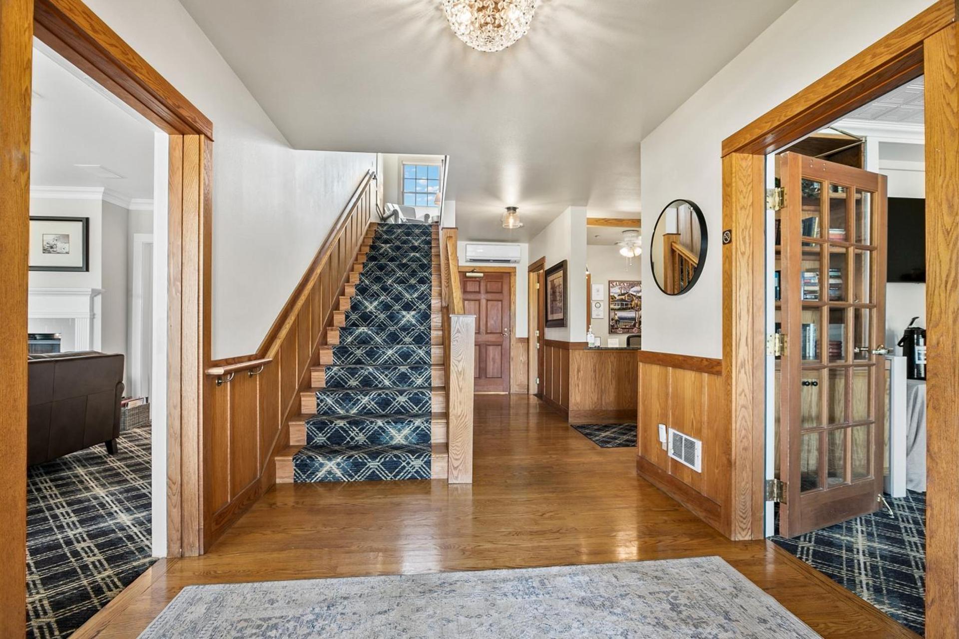 Saratoga Inn photo 54