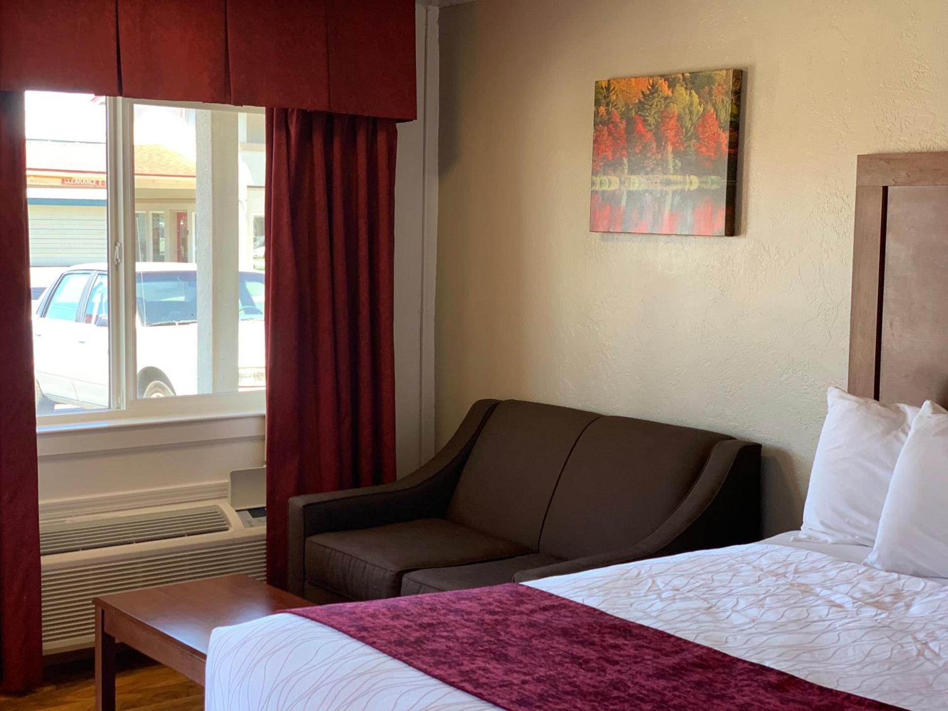 Red Carpet Inn Medford photo 5