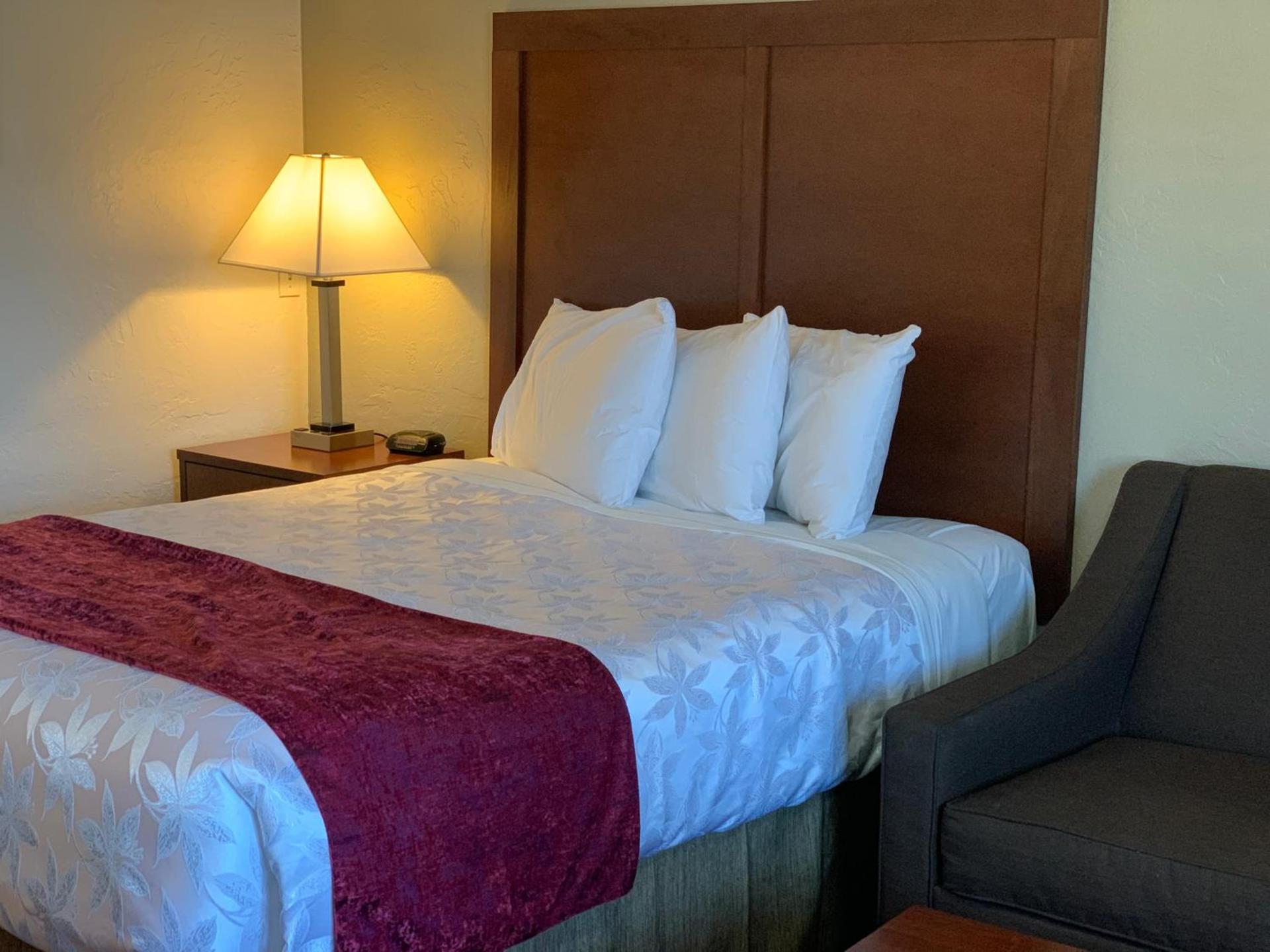 Red Carpet Inn Medford photo 18