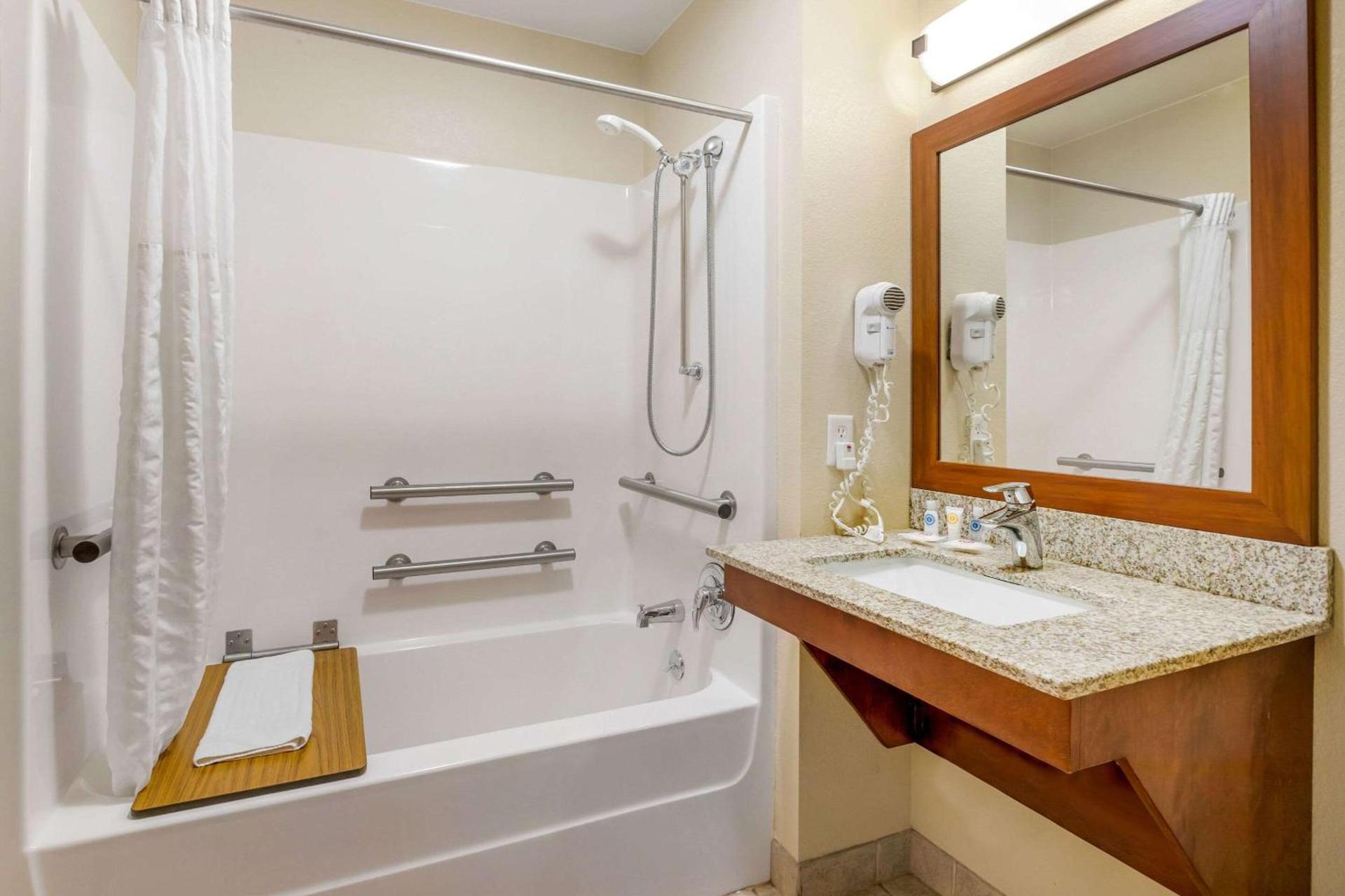Comfort Suites Burlington photo 44