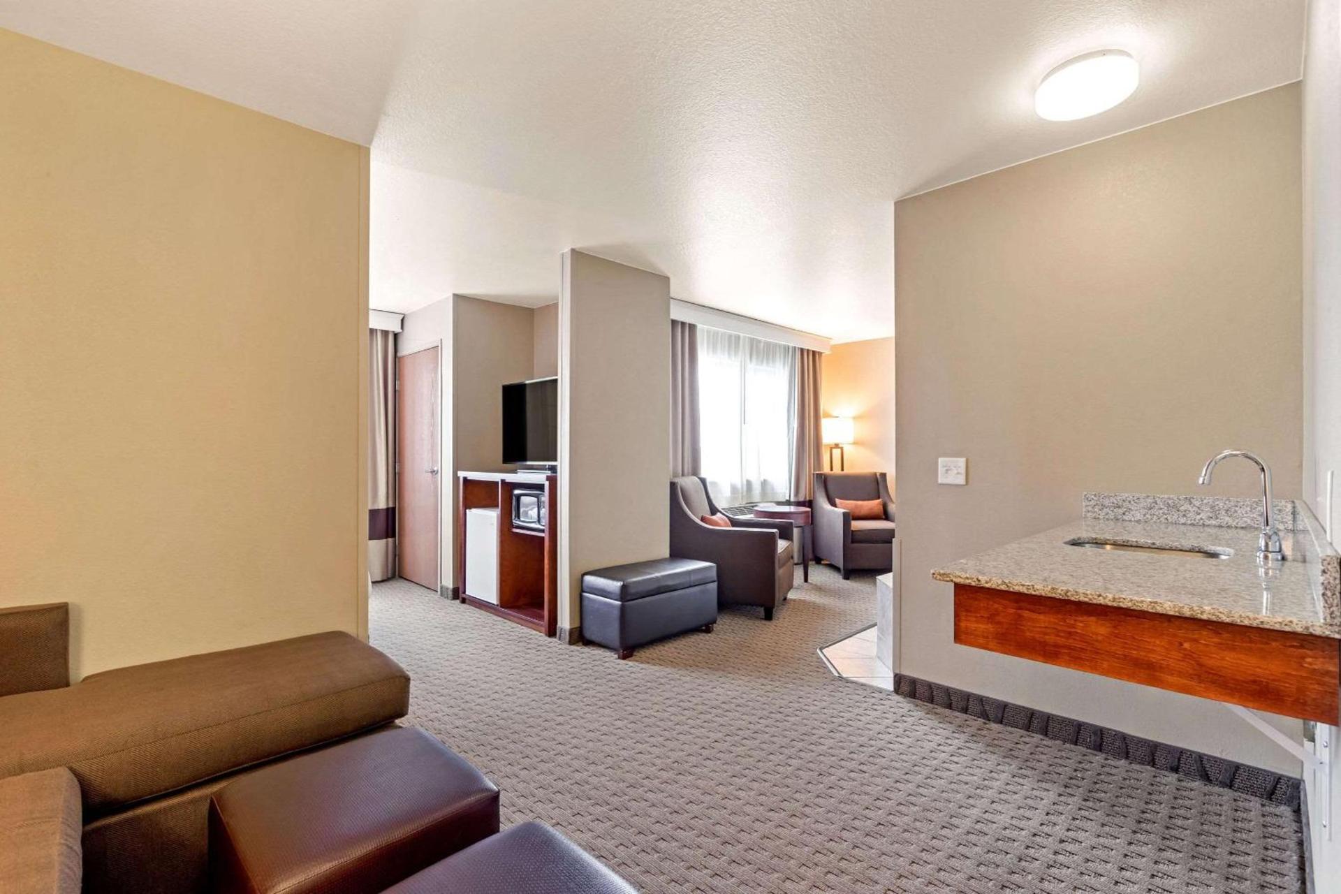 Comfort Suites Burlington photo 25