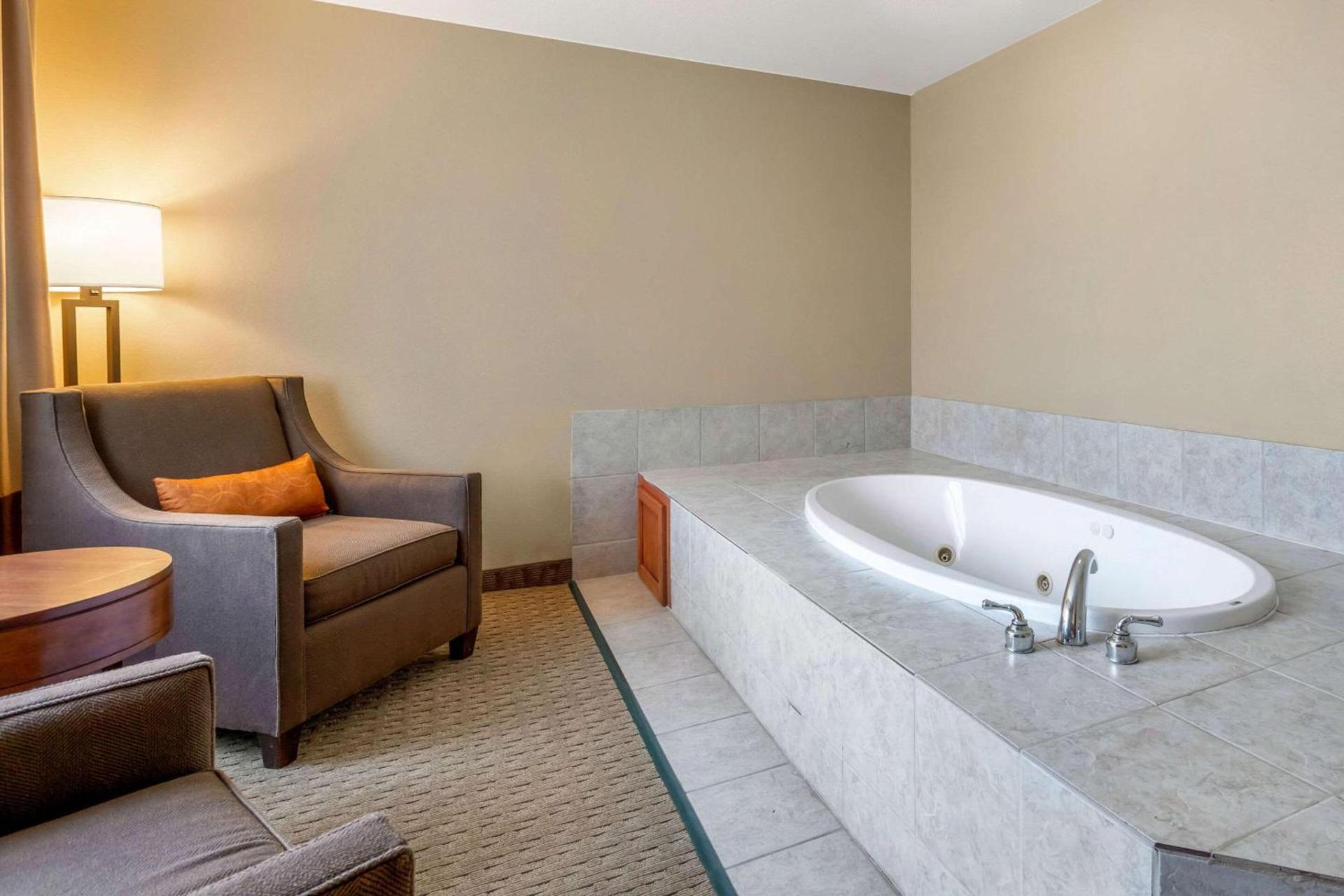 Comfort Suites Burlington photo 27