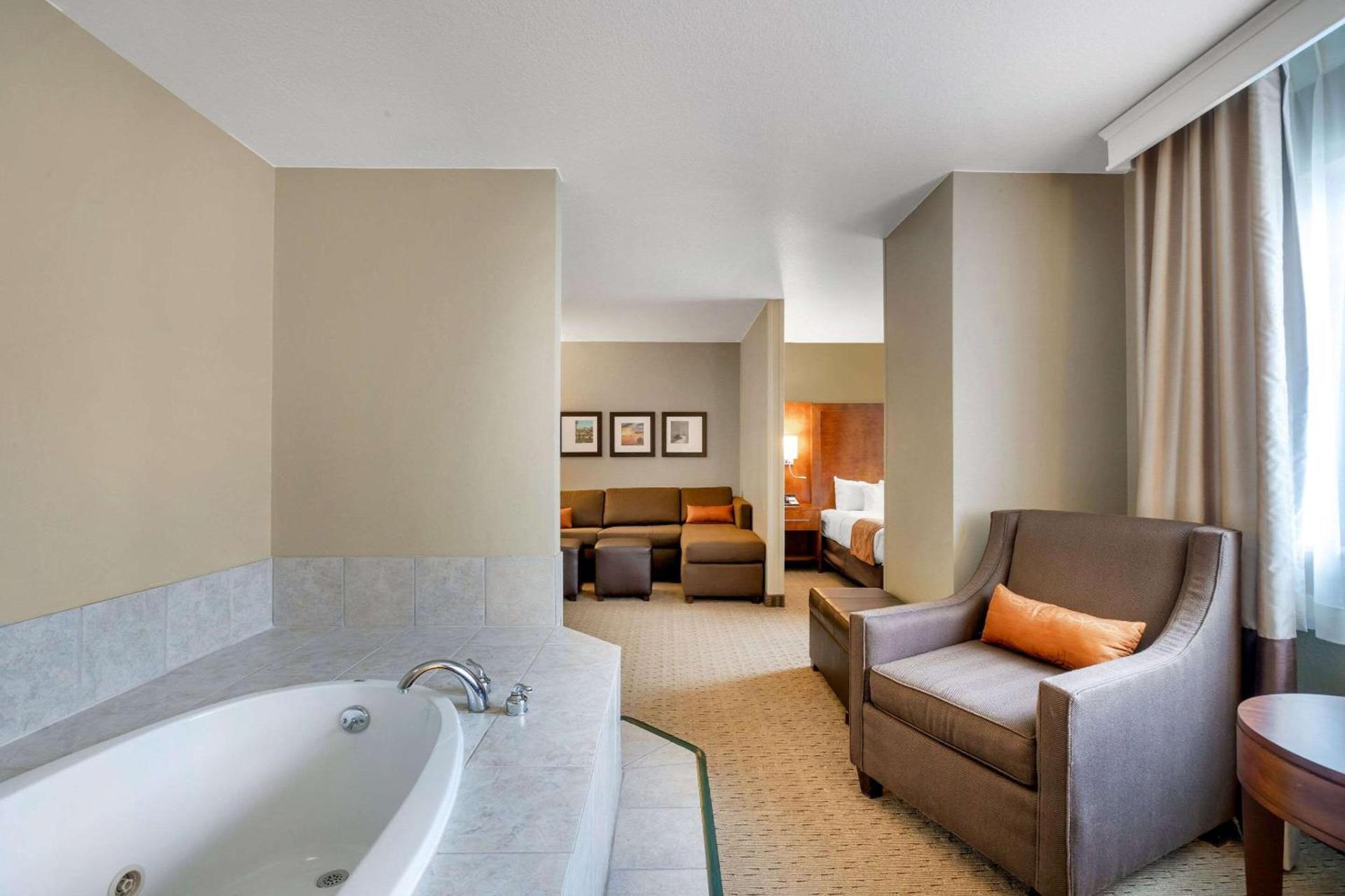 Comfort Suites Burlington photo 22