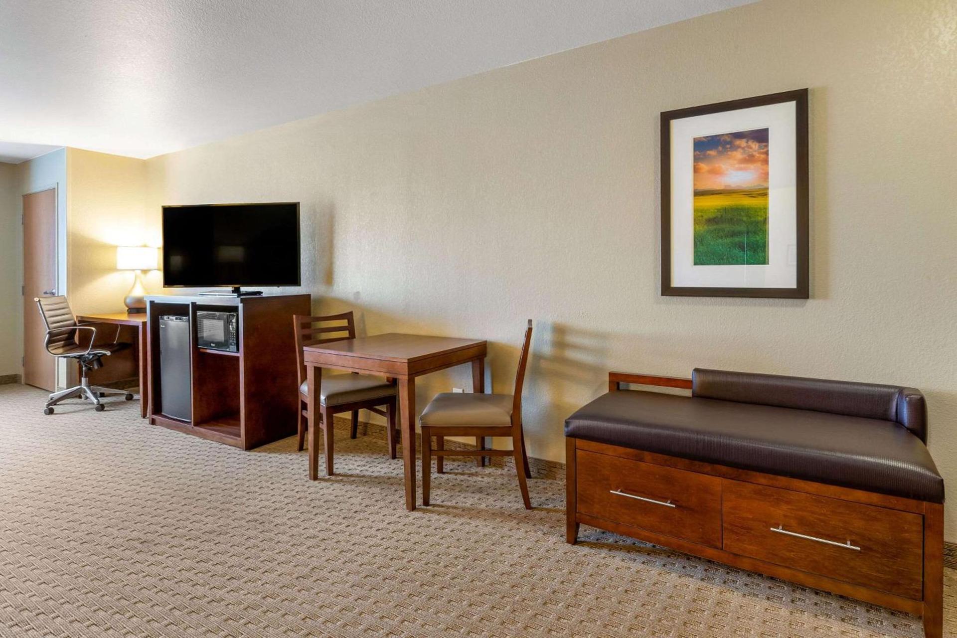 Comfort Suites Burlington photo 35