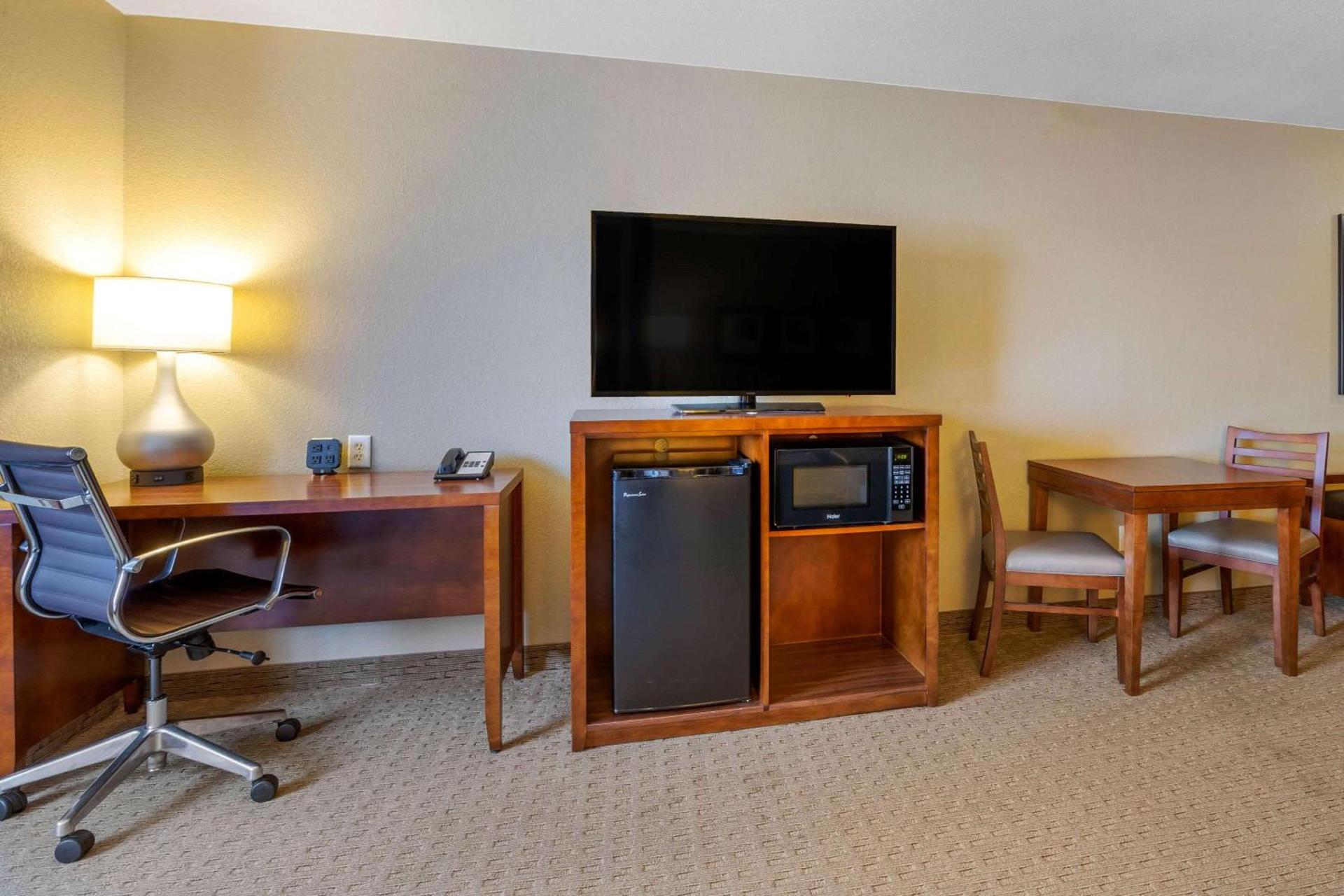 Comfort Suites Burlington photo 19