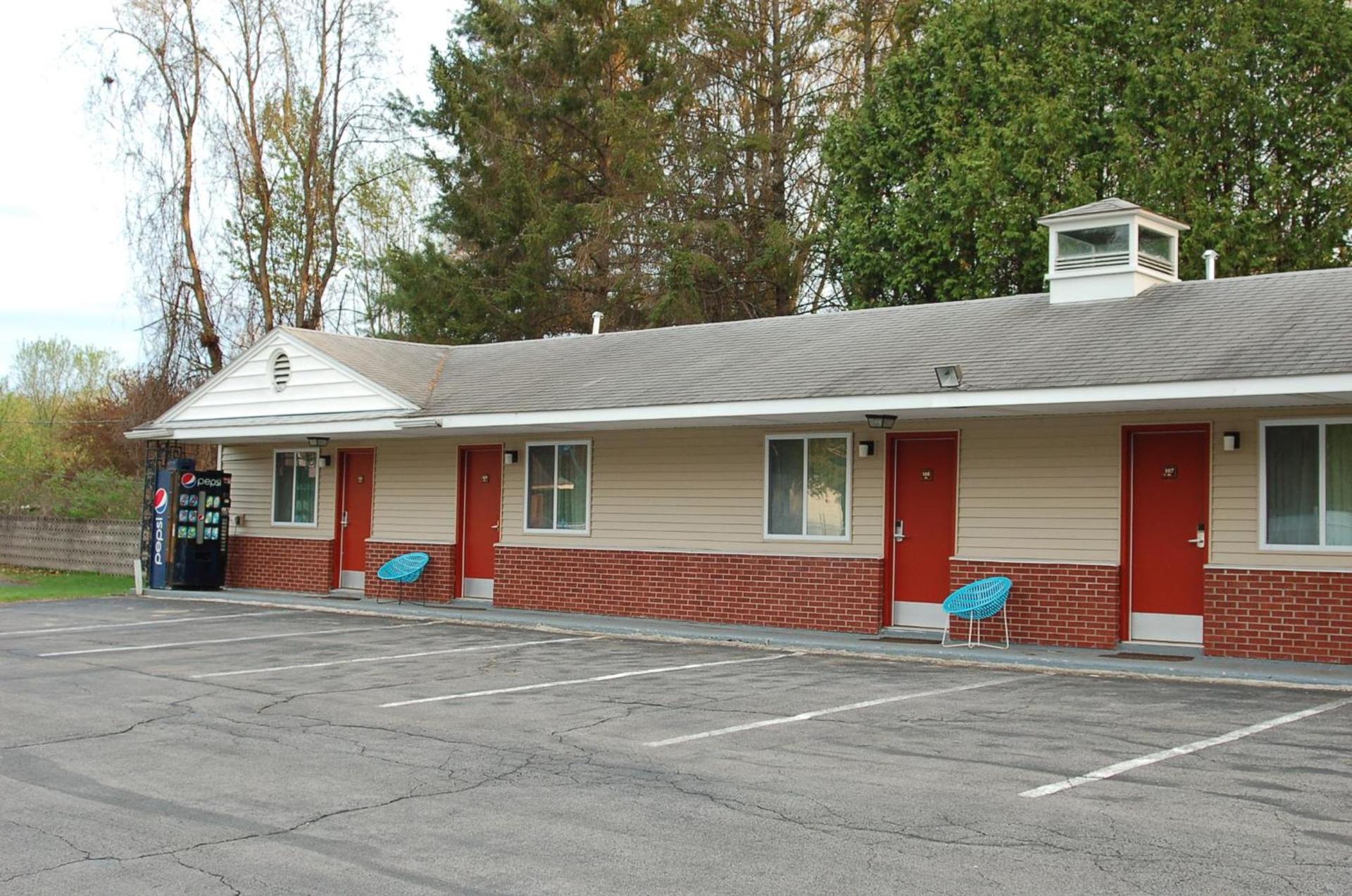 BLUE SKY INN Glens Falls-Saratoga-Lake George — hotel in Glens Falls