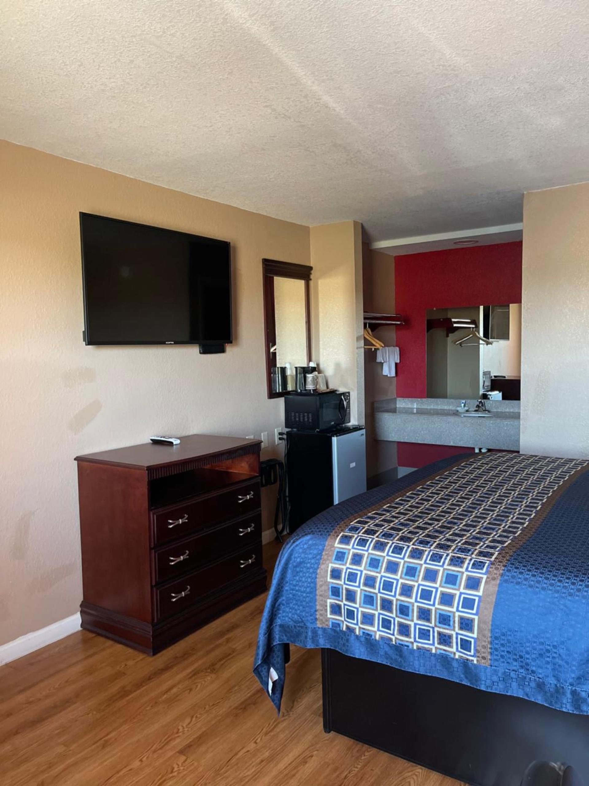 Deluxe Inn photo 8