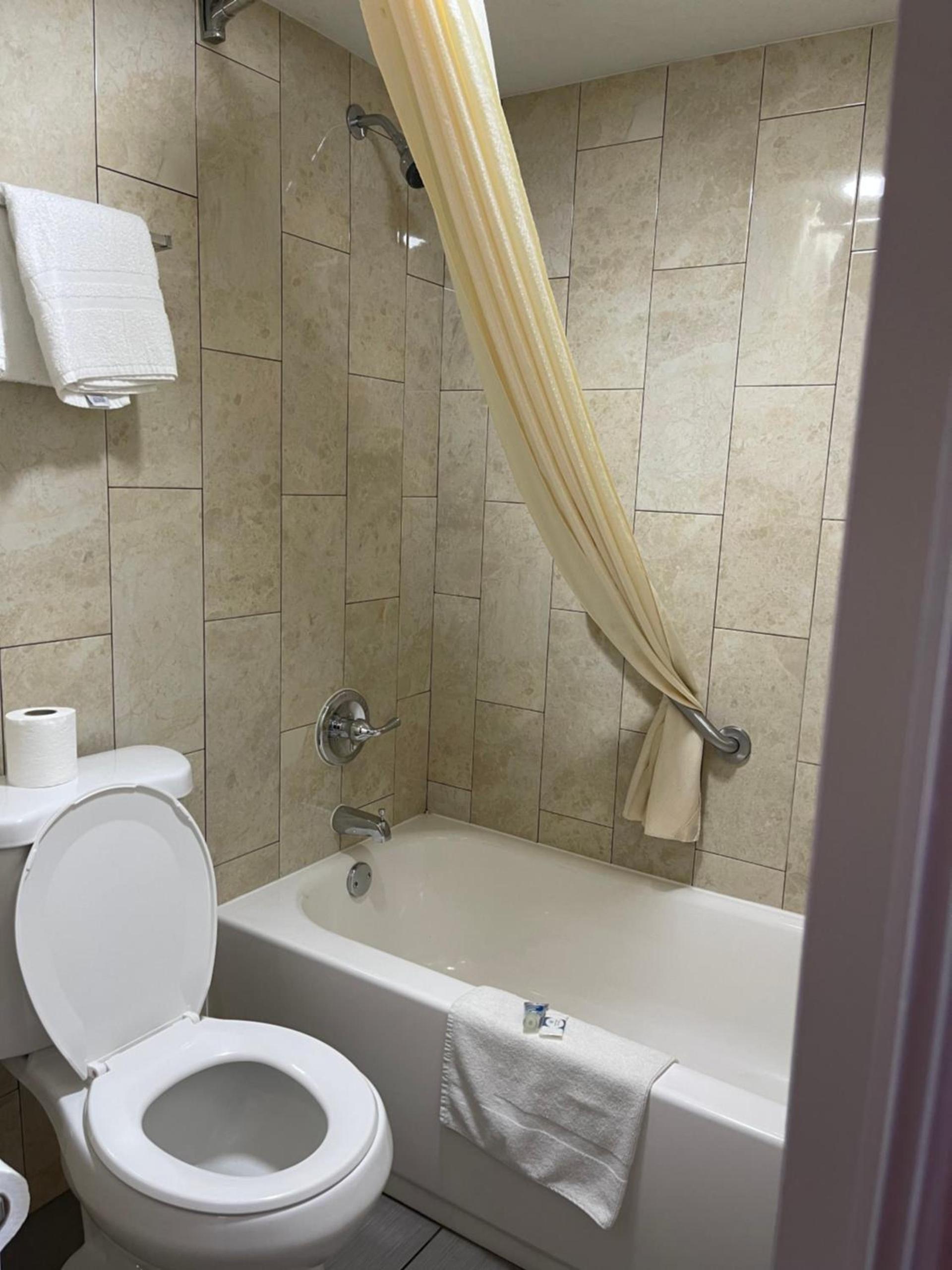 Deluxe Inn photo 6