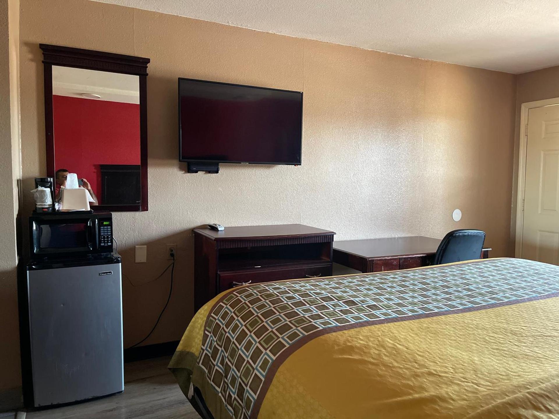Deluxe Inn photo 2