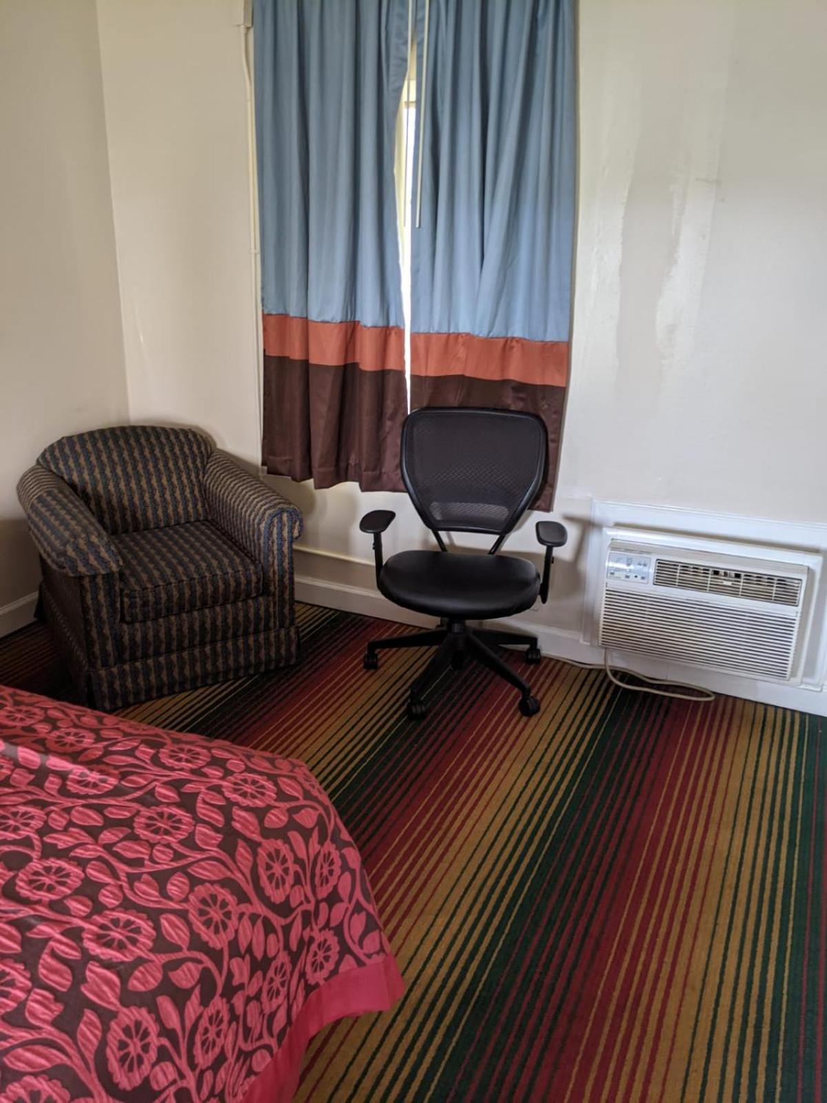 Azalea Inn & Suites photo 11