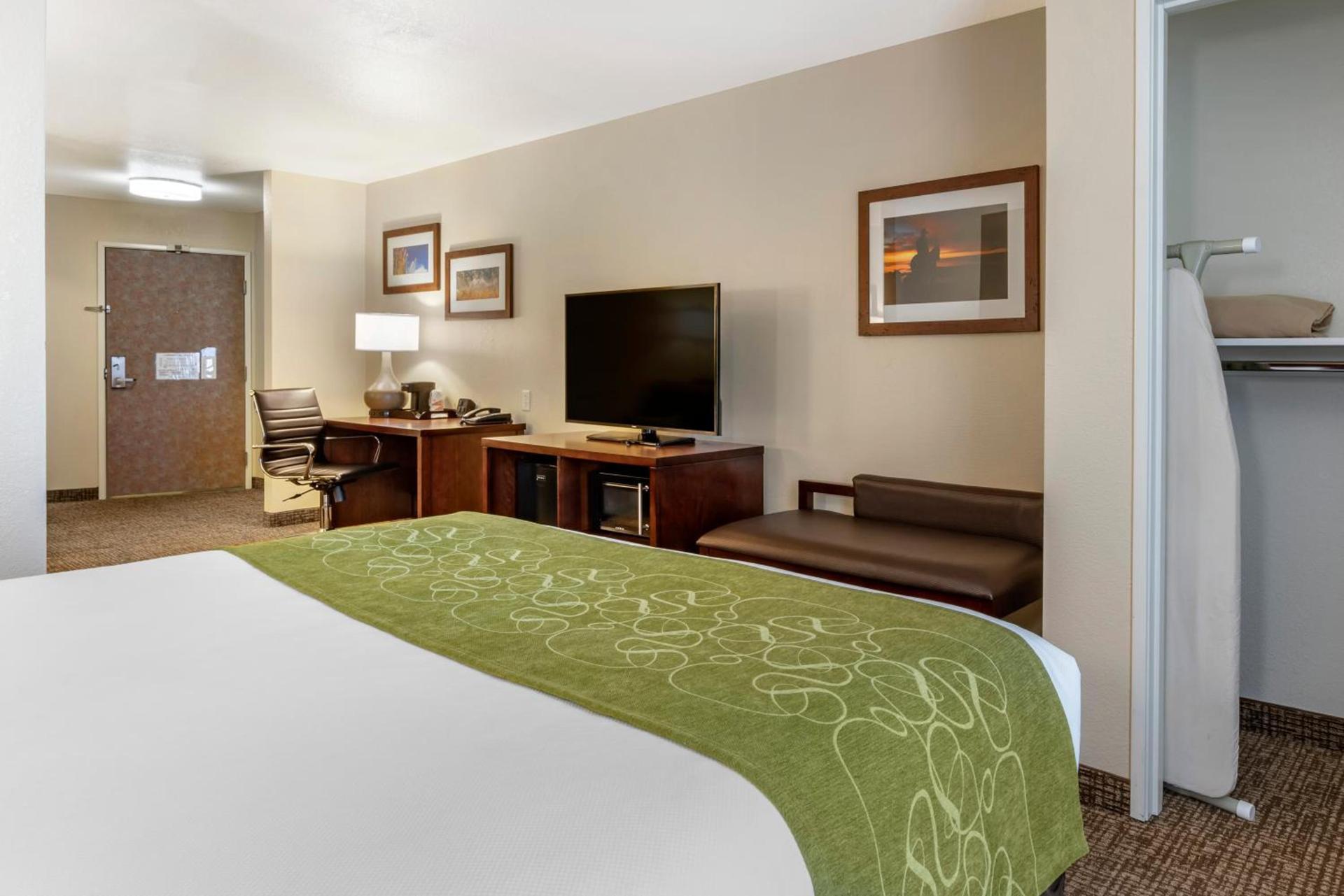 Comfort Suites Fernley photo 33