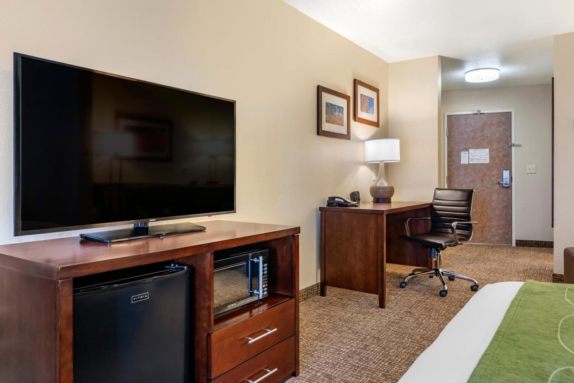 Comfort Suites Fernley photo 37
