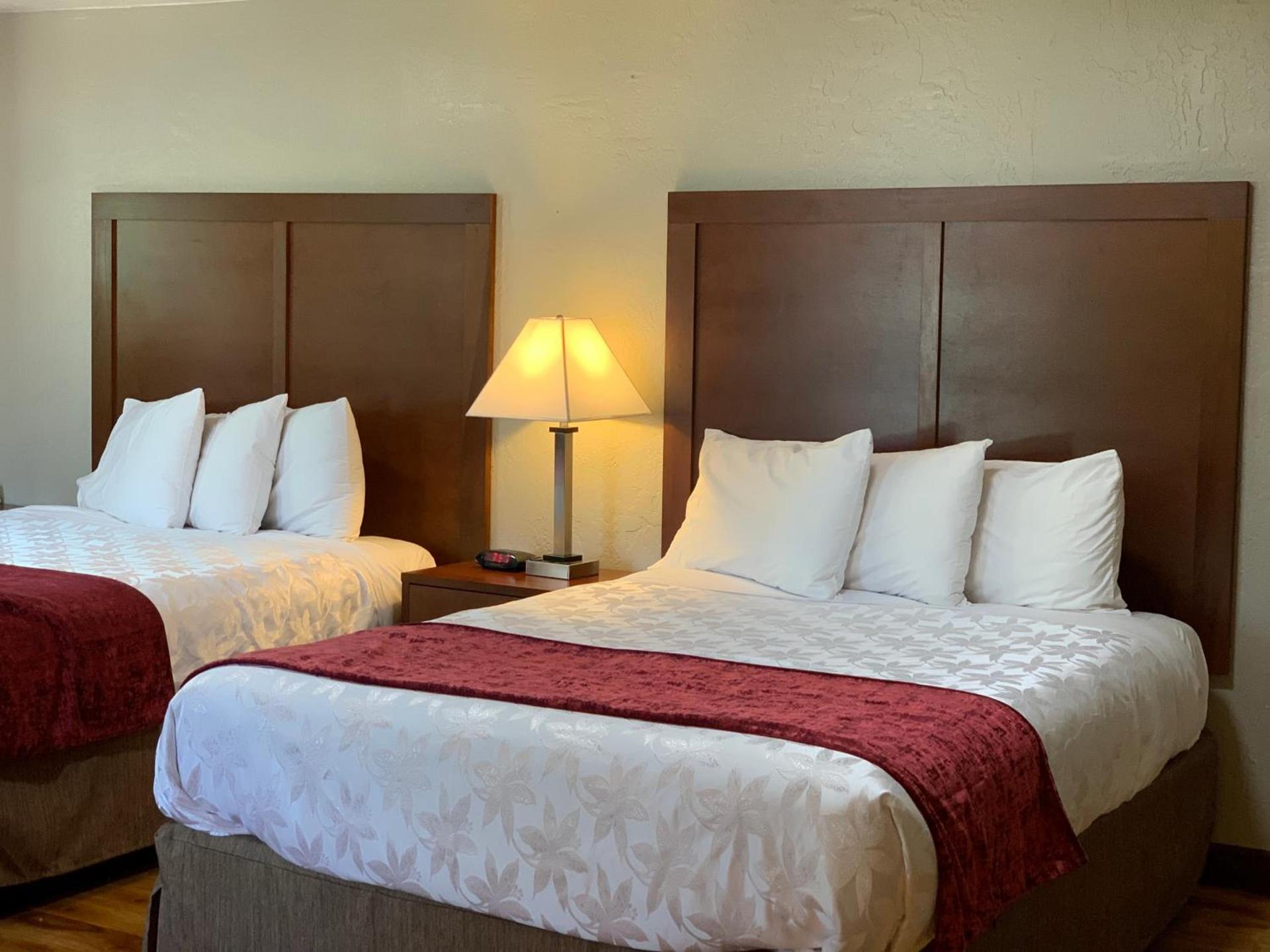 Red Carpet Inn Medford photo 11