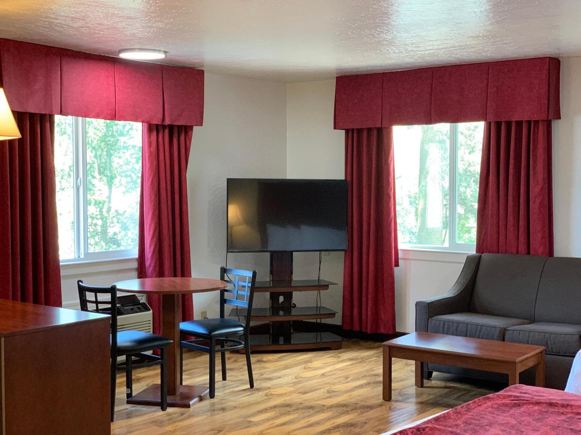 Red Carpet Inn Medford photo 33