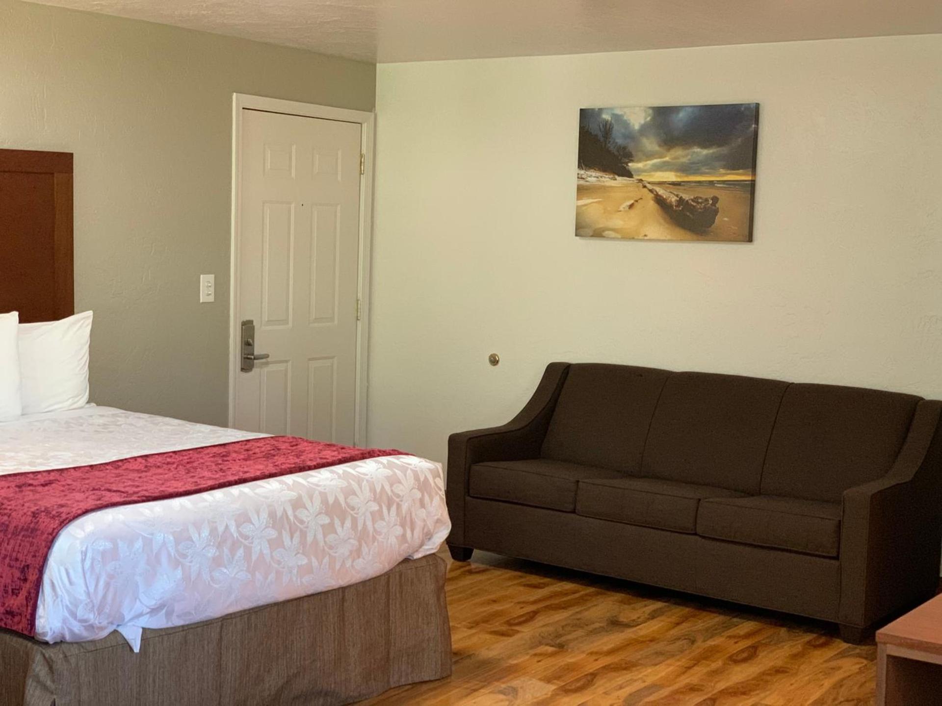 Red Carpet Inn Medford photo 17
