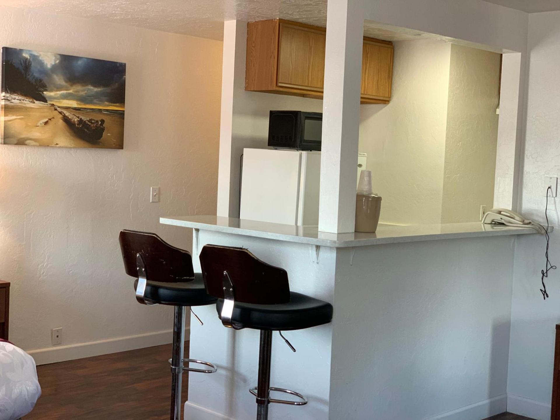 Red Carpet Inn Medford photo 16