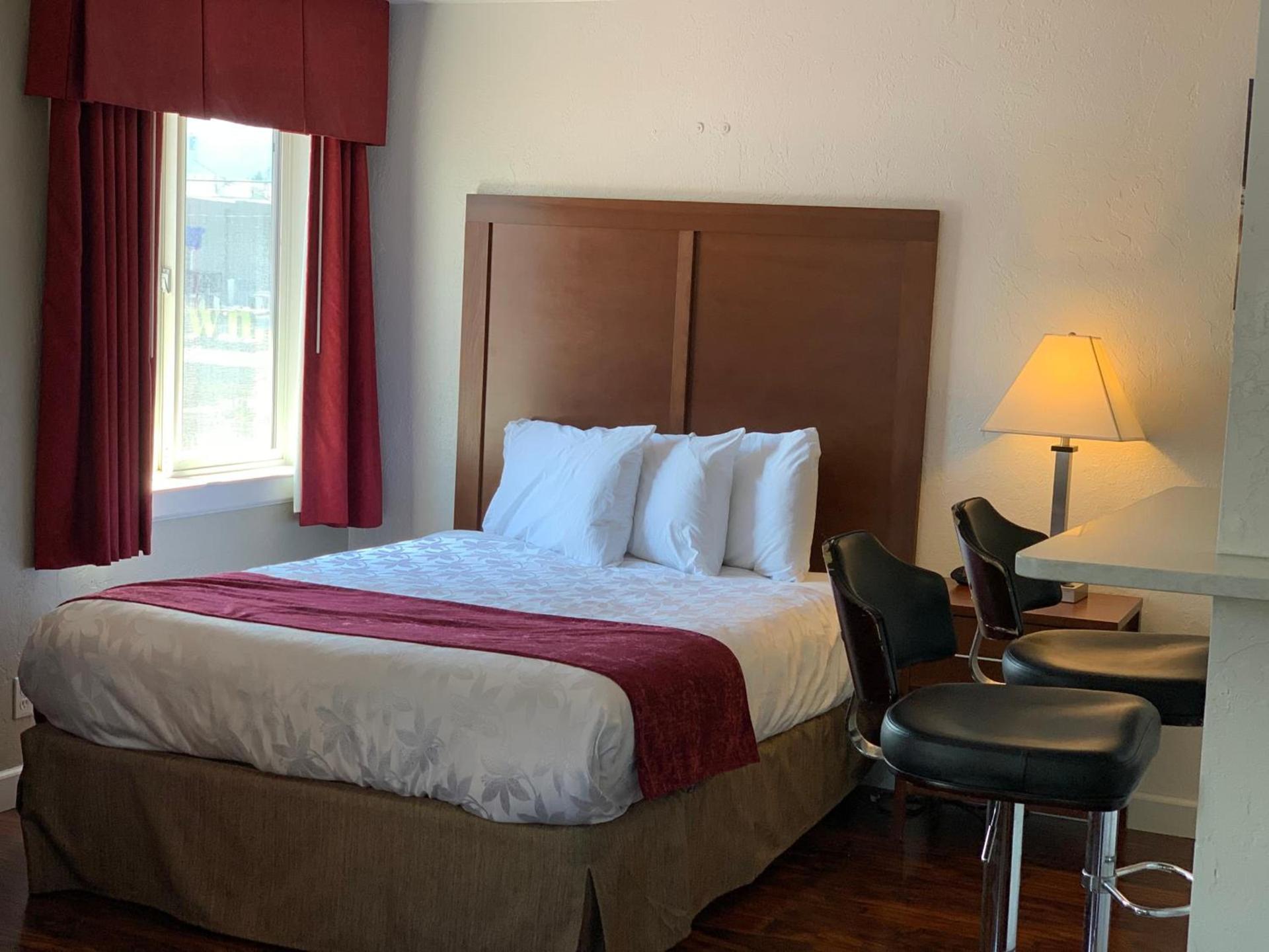 Red Carpet Inn Medford photo 28